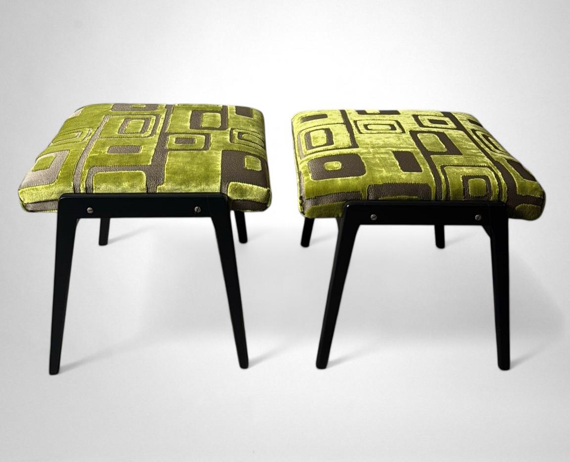 XX secolo Stile Paolo Buffa Coppia Di Panchetti In Legno E Tessuto Design/One Verde in vendita