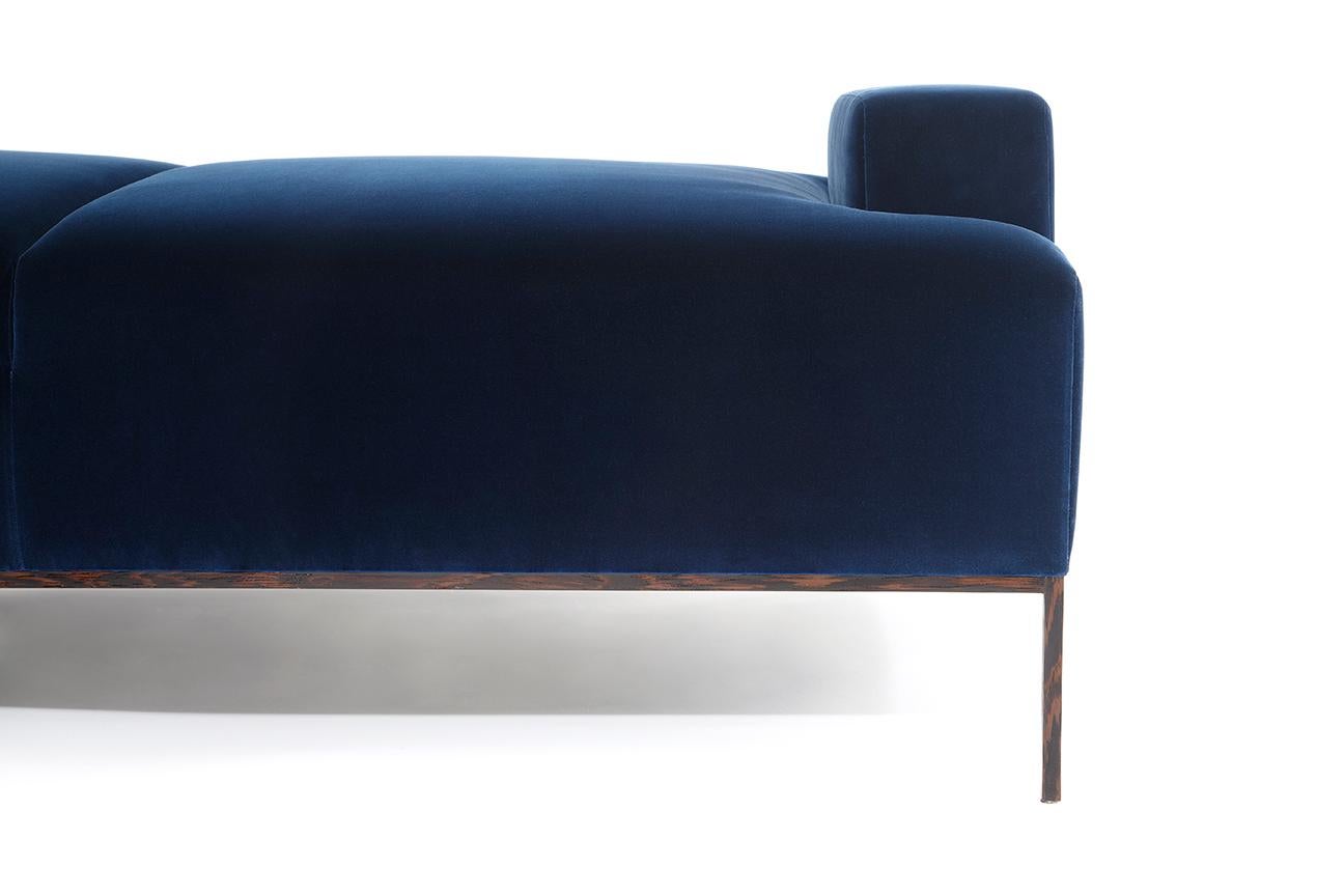 Stiletto Daybed Blue Velvet Channeling getufteter Holzsockel Eiche Ahorn Walnuss Wenge  im Zustand „Neu“ im Angebot in Ridgewood, NY