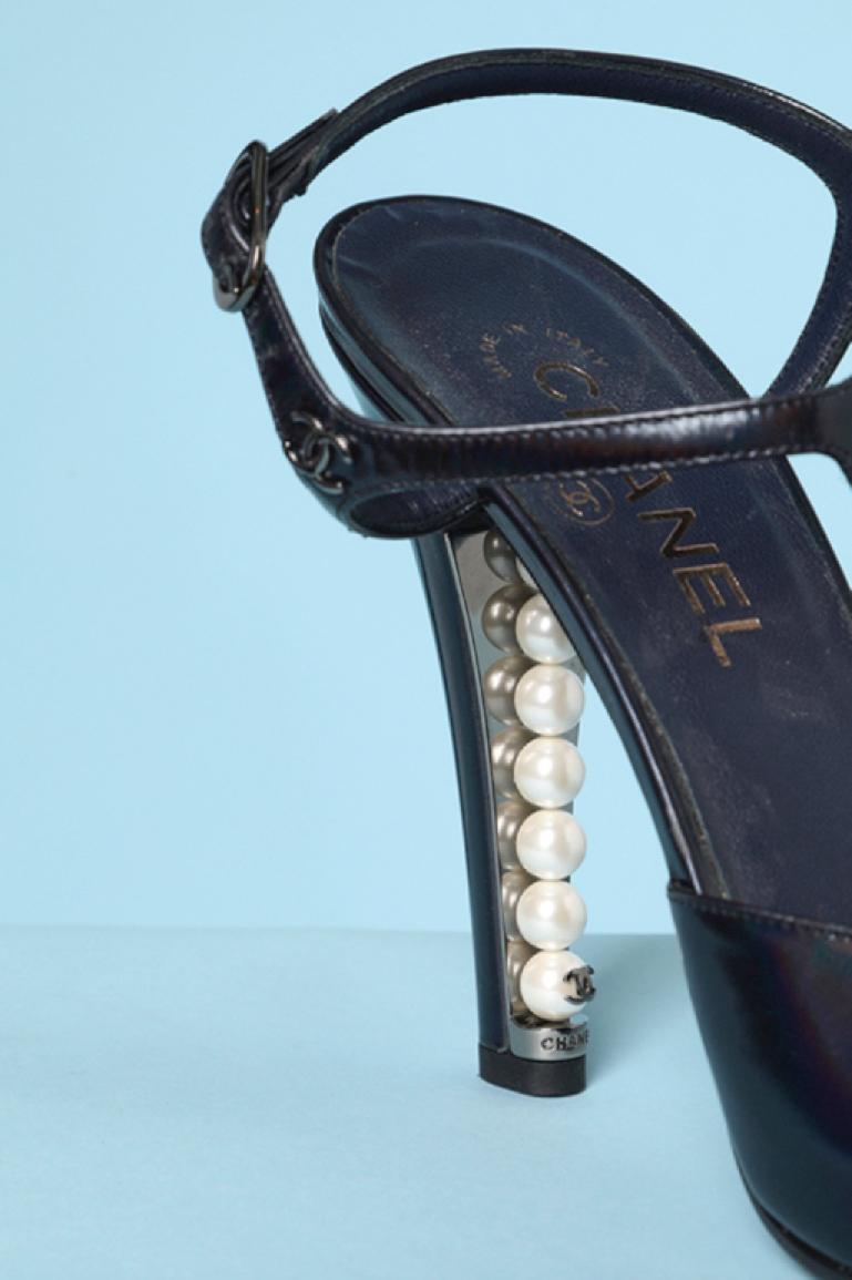 Women's Stiletto in navy blue leather, black suede and pearls Chanel  For Sale