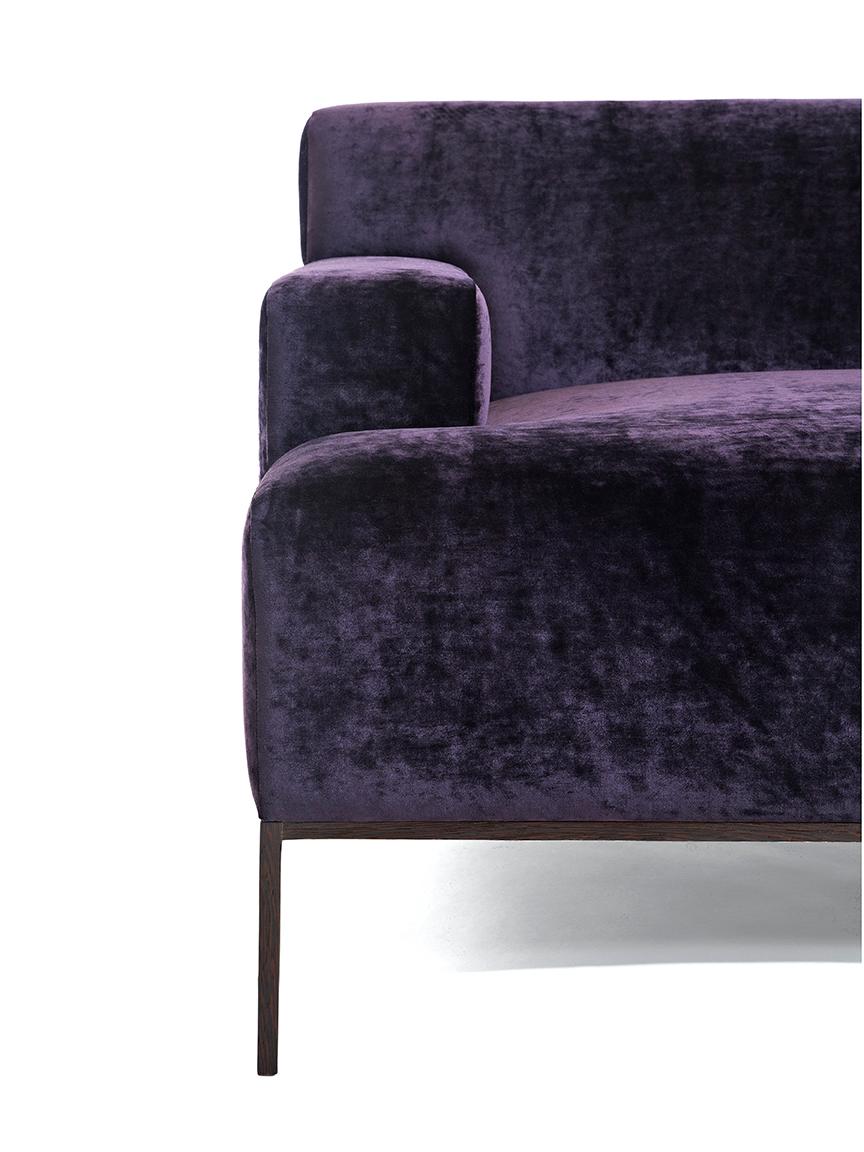 Americano Divano Stiletto Channeling Tufted Custom, viola, Base in metallo impiallacciato, Seduta stretta in vendita
