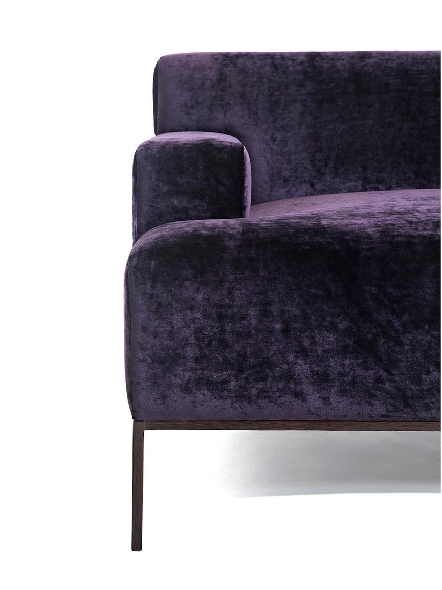 Placage Canapé Stiletto canapé cannelé touffeté sur mesure, violet, base en placage de métal, assise serrée en vente