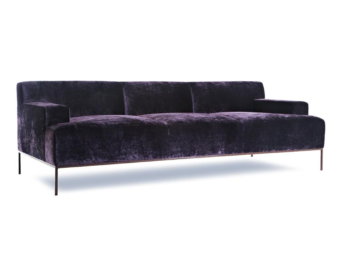 Canapé Stiletto canapé cannelé touffeté sur mesure, violet, base en placage de métal, assise serrée Neuf - En vente à Ridgewood, NY