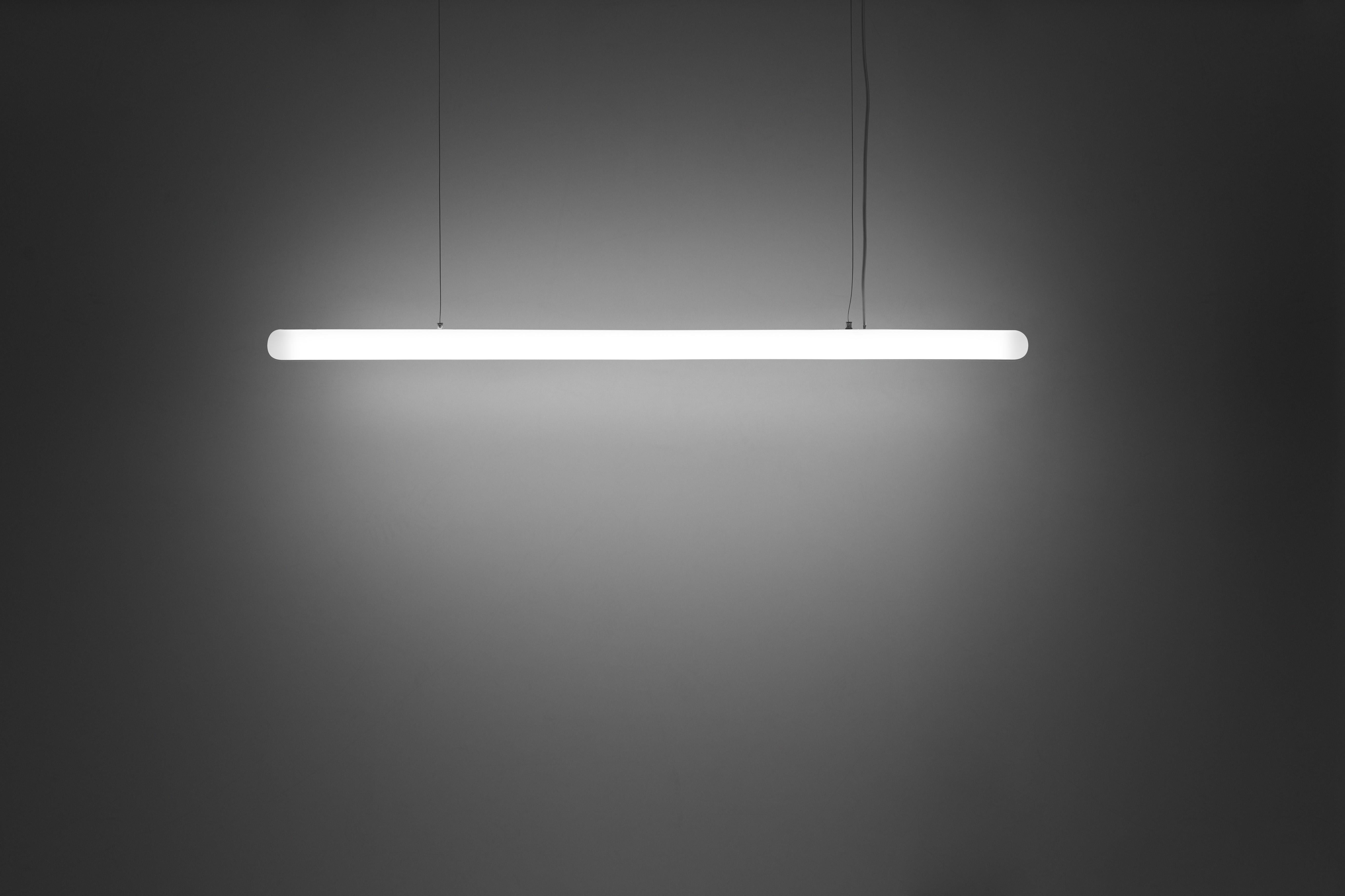 Lampada a sospensione Stiletto X 120 di Roberto Paoli
Dimensioni: D 6 x L 120 x H 5 cm.
Materiali: Polietilene e metallo.

Disponibile in diverse dimensioni. I prezzi possono variare. Questo prodotto è adatto all'uso interno ed esterno. Tutte le