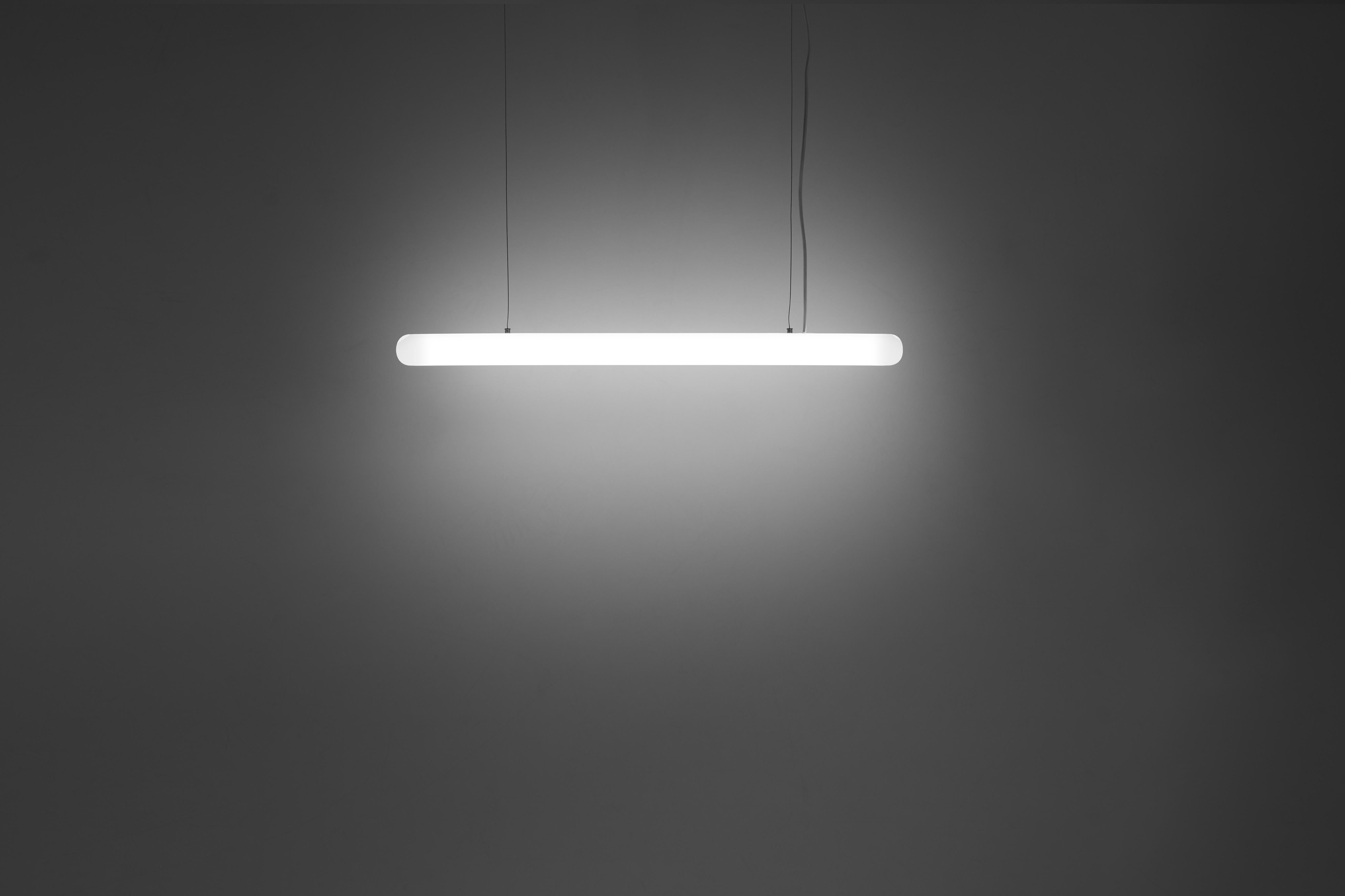 Lampada a sospensione Stiletto X 80 di Roberto Paoli
Dimensioni: D 6 x L 80 x H 5 cm.
Materiali: Polietilene e metallo.

Disponibile in diverse dimensioni. I prezzi possono variare. Questo prodotto è adatto all'uso interno ed esterno. Tutte le