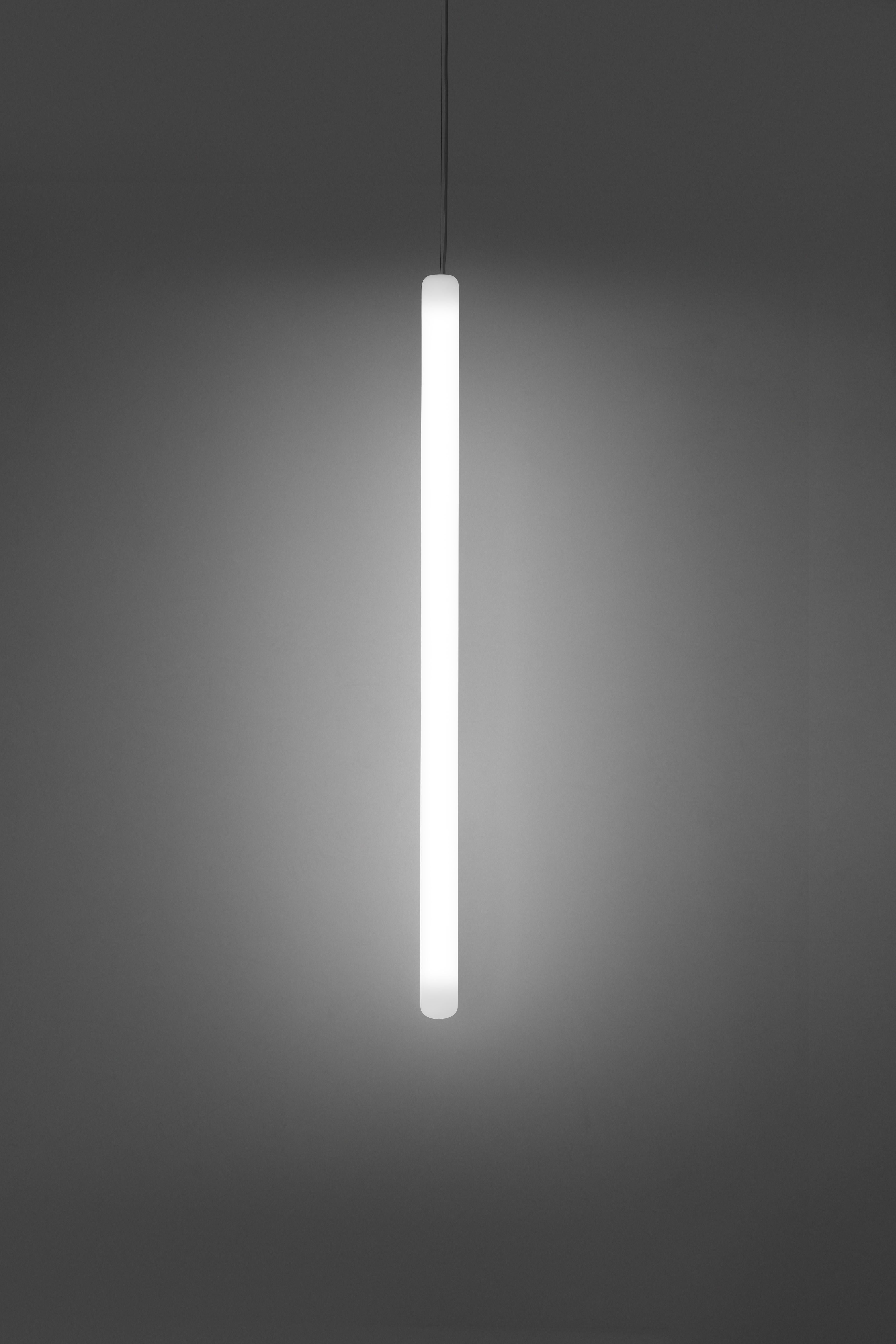 Lampada a sospensione Stiletto Y 120 di Roberto Paoli
Dimensioni: D 5 x L 6 x H 120 cm.
Materiali: Polietilene e metallo.

Disponibile in diverse dimensioni. I prezzi possono variare. Questo prodotto è adatto all'uso interno ed esterno. Tutte le
