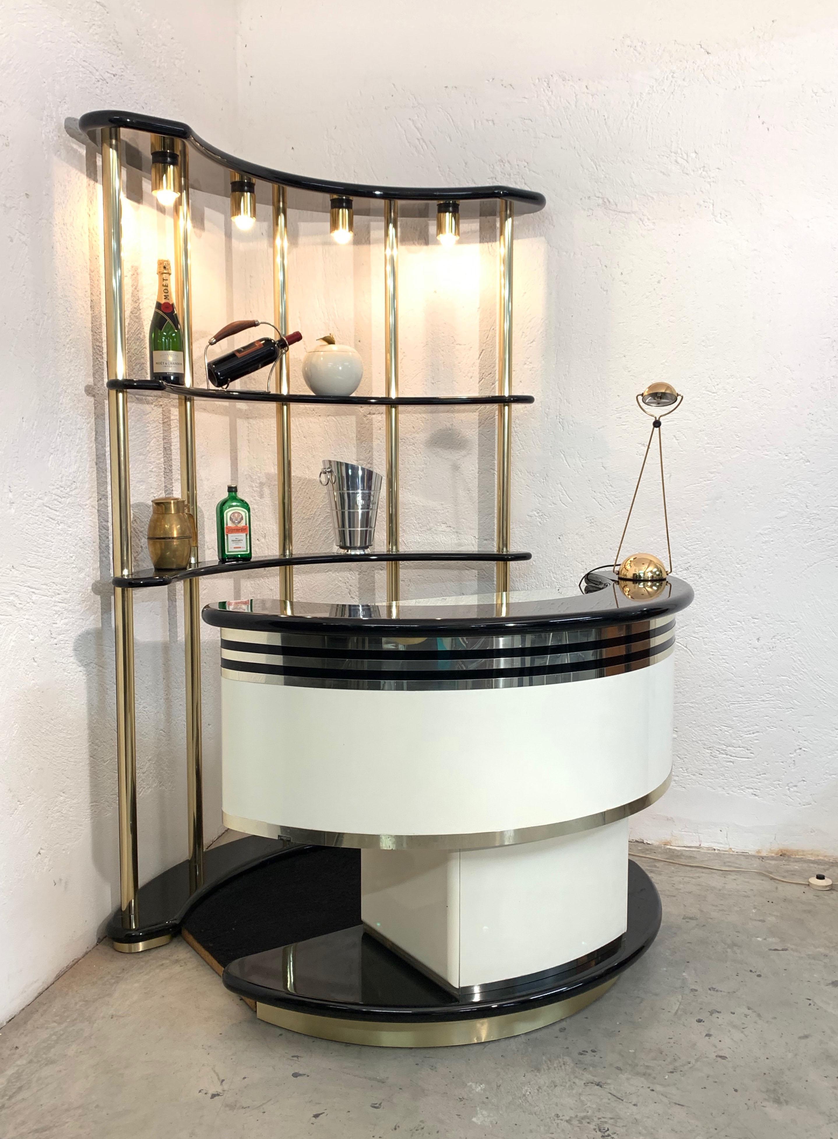 Stilglass Donati Guzzini Italian dry bar with illuminated storage, 1970s

This is a stunning Italian dry bar produced during the 1970s by Stilglass Donati Guzzini and it it made of two pieces:
- the white and black wood dry bar has a small