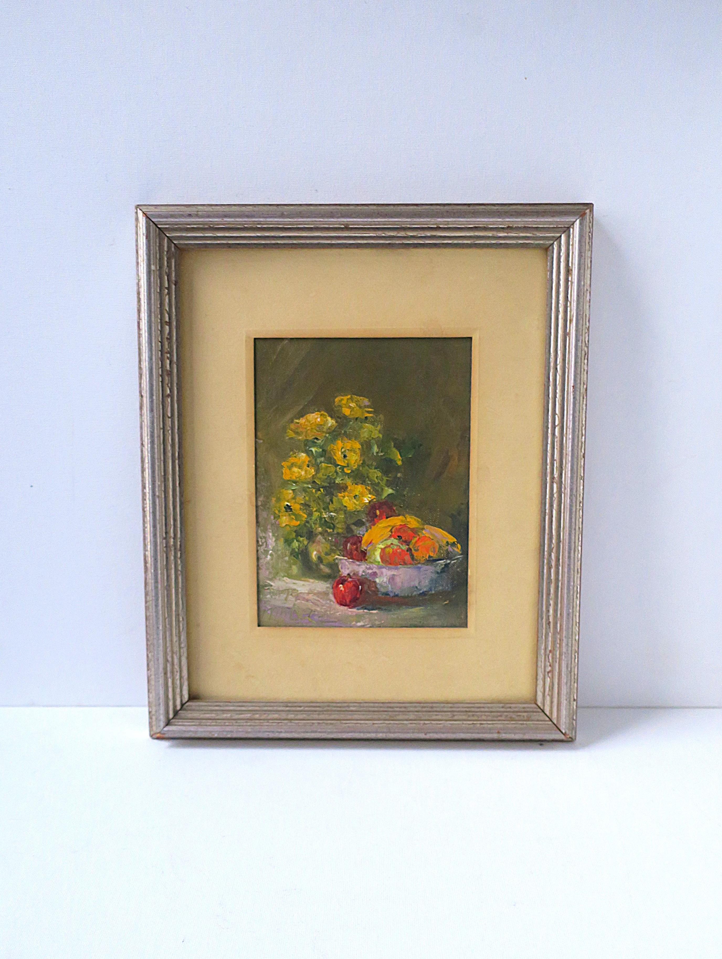 Ein Stillleben mit Blumen und Früchten, ca. Mitte des 20. Jahrhunderts, USA. Das Gemälde ist in einem silbernen Goldholzrahmen gerahmt und mit Passepartout versehen. Das Werk besteht aus Öl- oder Acrylfarbe und zeigt einen Strauß gelber Blumen und