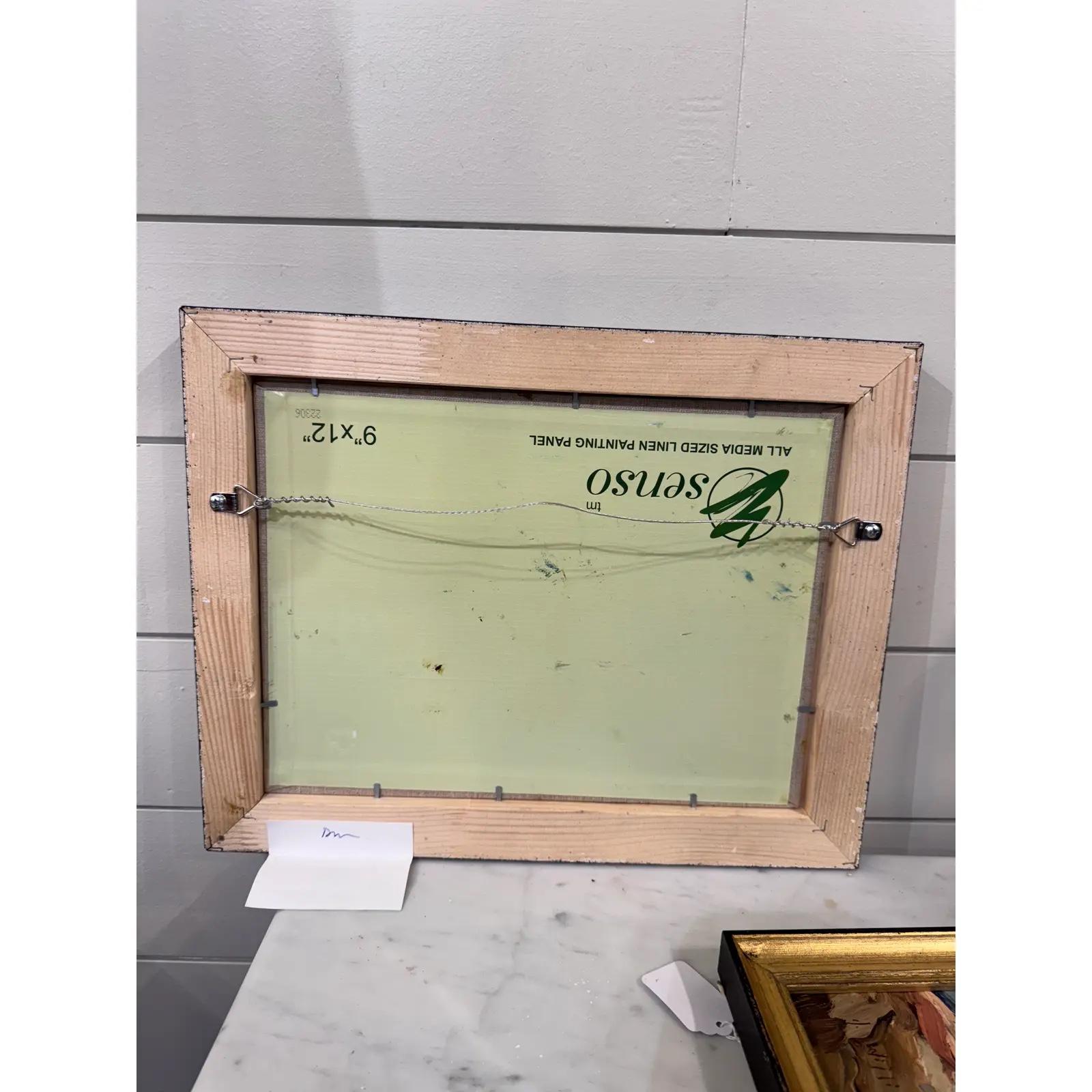 Cette magnifique peinture à l'huile originale est un aperçu de la plage depuis votre maison. Un artiste local présente une journée claire au bord de l'océan avec une touche de couleur grâce à une petite barque. Un cadre robuste apporte cette vision