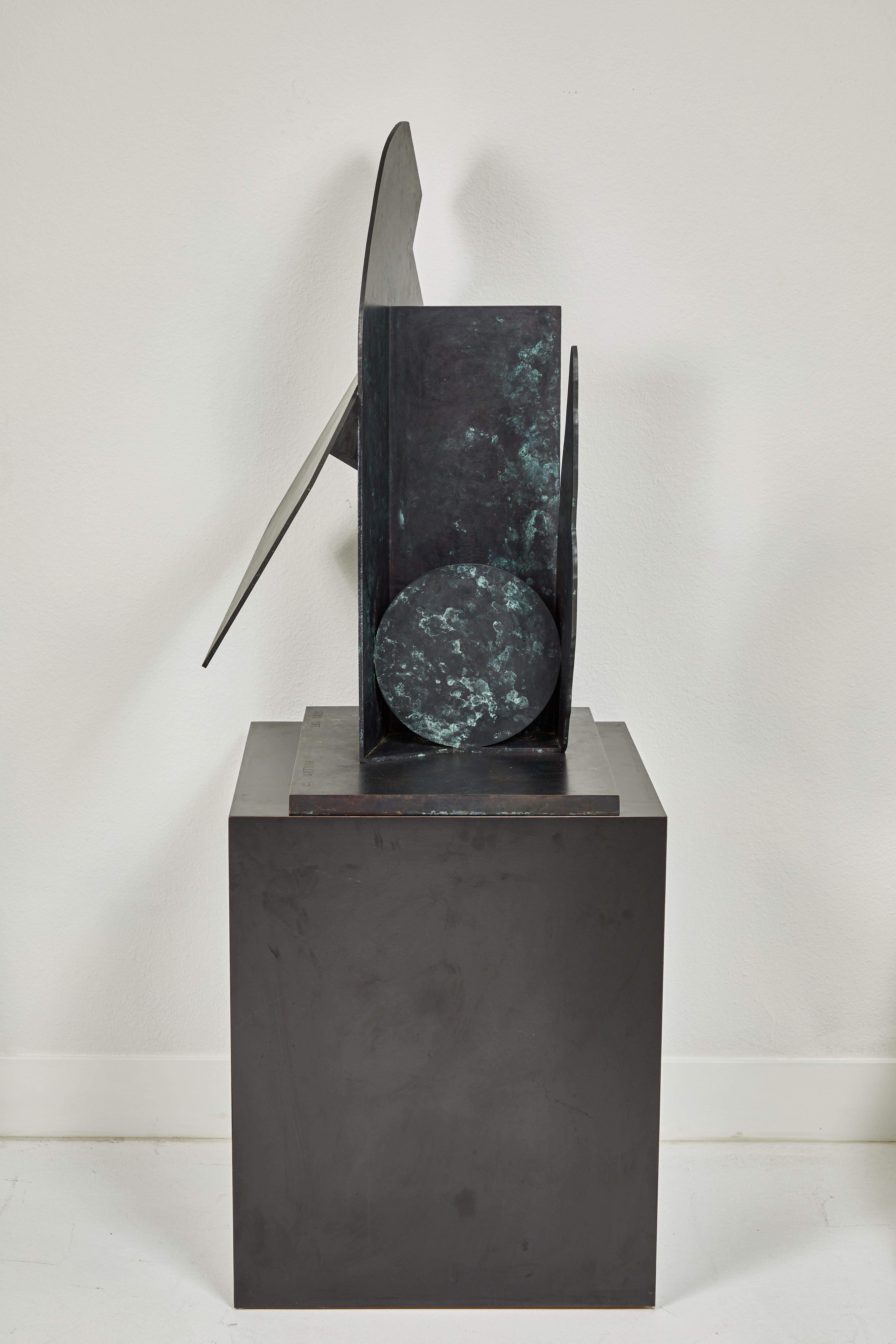 Questa monumentale scultura astratta si erge su un piedistallo a 67 pollici di altezza. Composto da 5 grandi forme, è firmato 