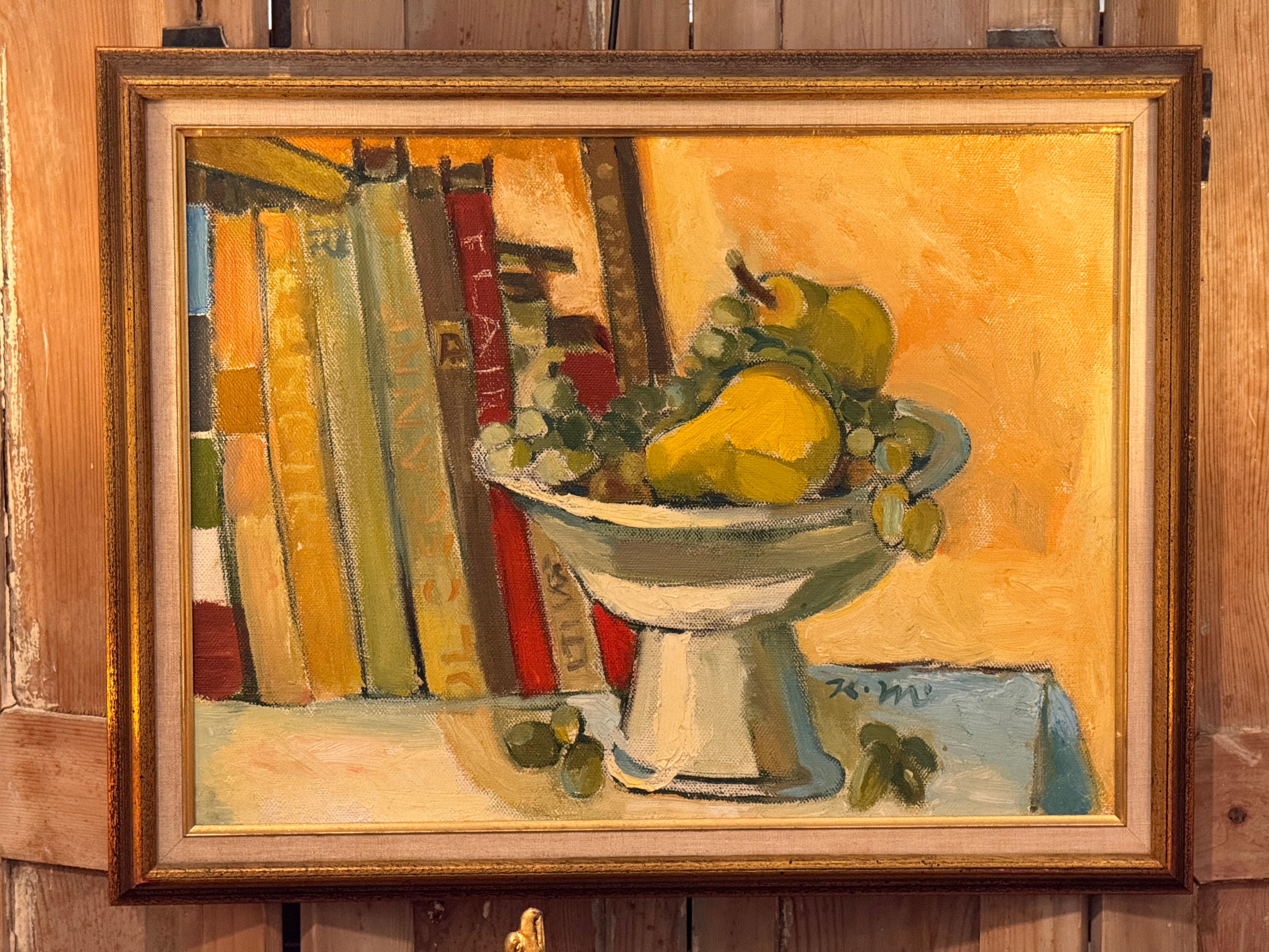 Stillleben in Öl auf Leinwand von Karl Mattern, das eine mit Obst gefüllte Schale auf einem Sockel neben einer Reihe von Büchern zeigt. Die Komposition verbindet eine strukturierte Form mit einer weichen tonalen Ausgewogenheit, die charakteristisch