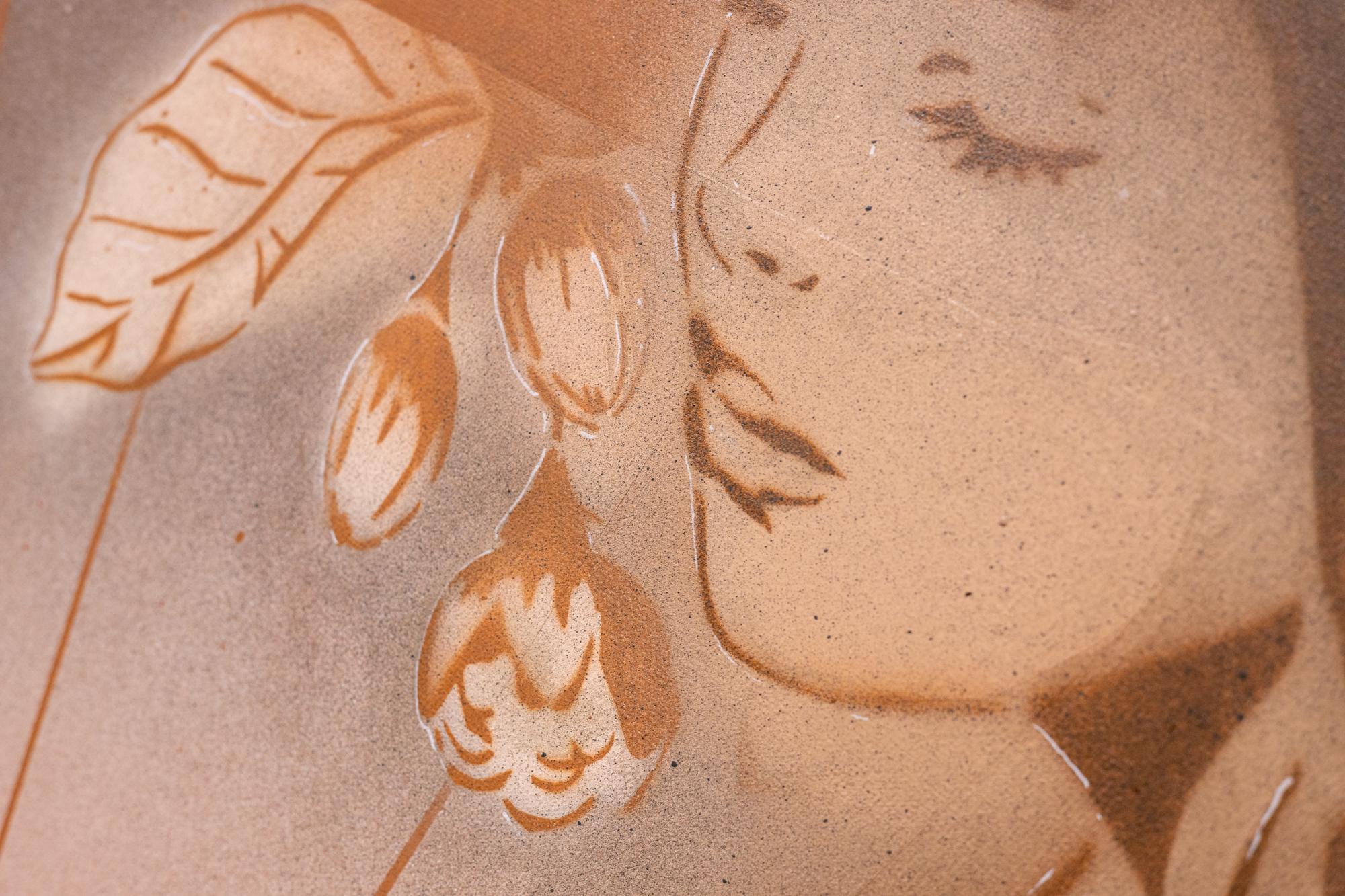 Œuvre d'art collaborative mettant en vedette la peinture en aérosol et le travail au pochoir.

Cette œuvre intitulée 