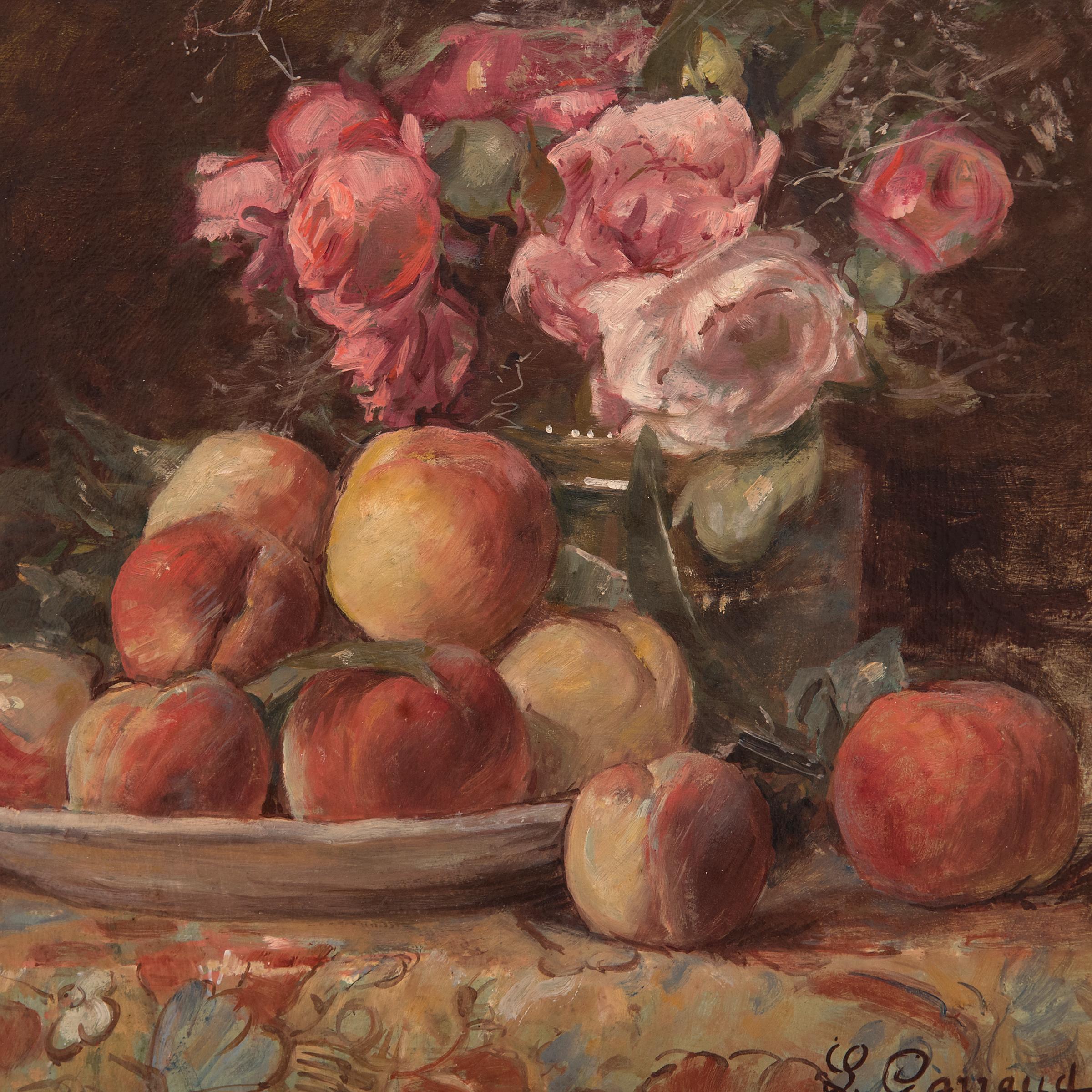 Dieses impressionistische Stillleben des französischen Malers Léon Garraud zeigt einen gedeckten Tisch mit einem Teller mit Pfirsichen und einer Vase mit rosa Pfingstrosen und zarten weißen Blumen. Die warme Farbpalette von Orange, Gelb und Rosa