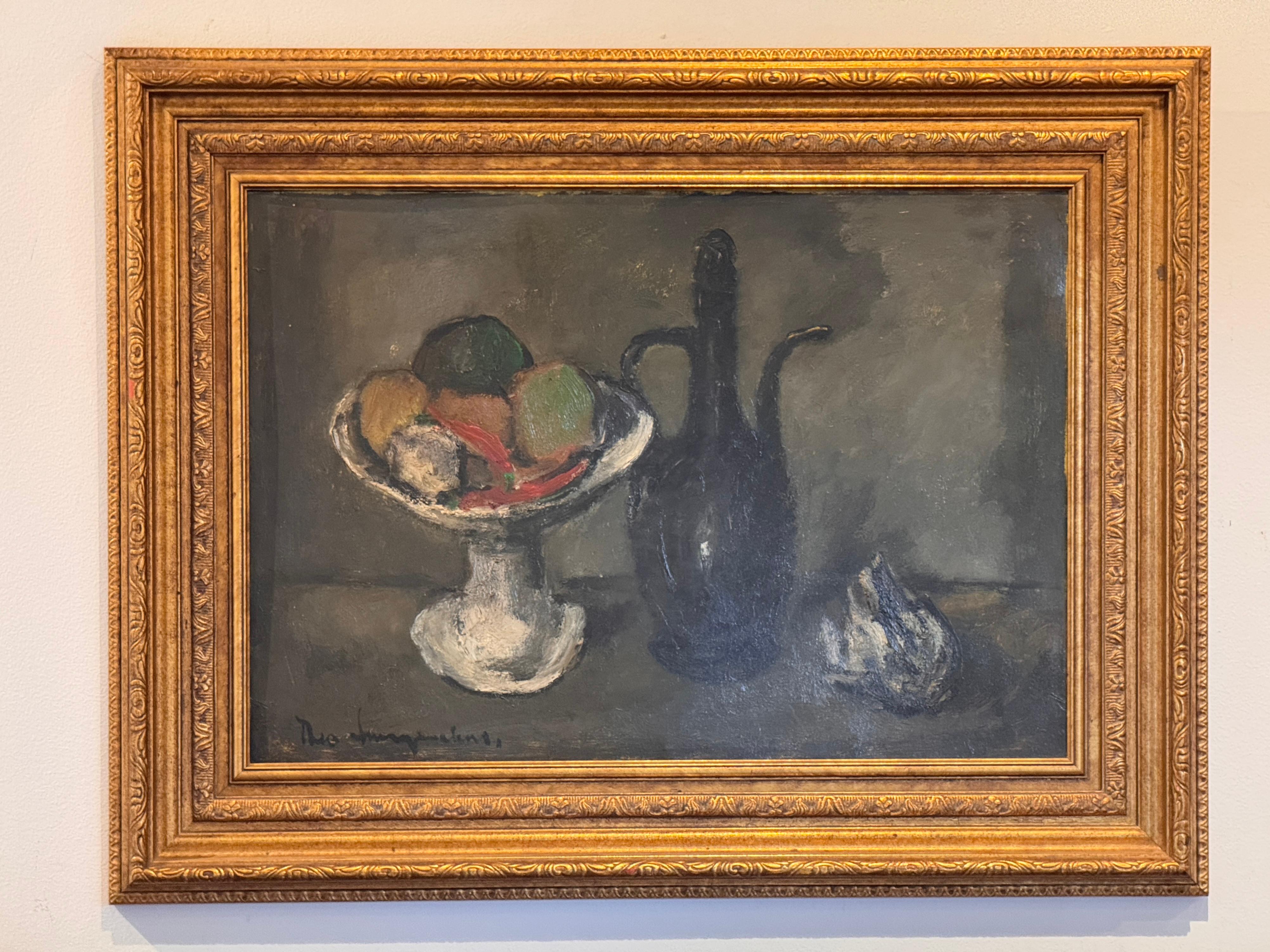 Nature morte humoristique peinte par l'artiste néerlandais Theo Whiting, représentant une compote de fruits blancs, une aiguière foncée et un bulbe d'ail dans des tons terreux. L'œuvre est signée en bas à gauche et présentée dans un important cadre