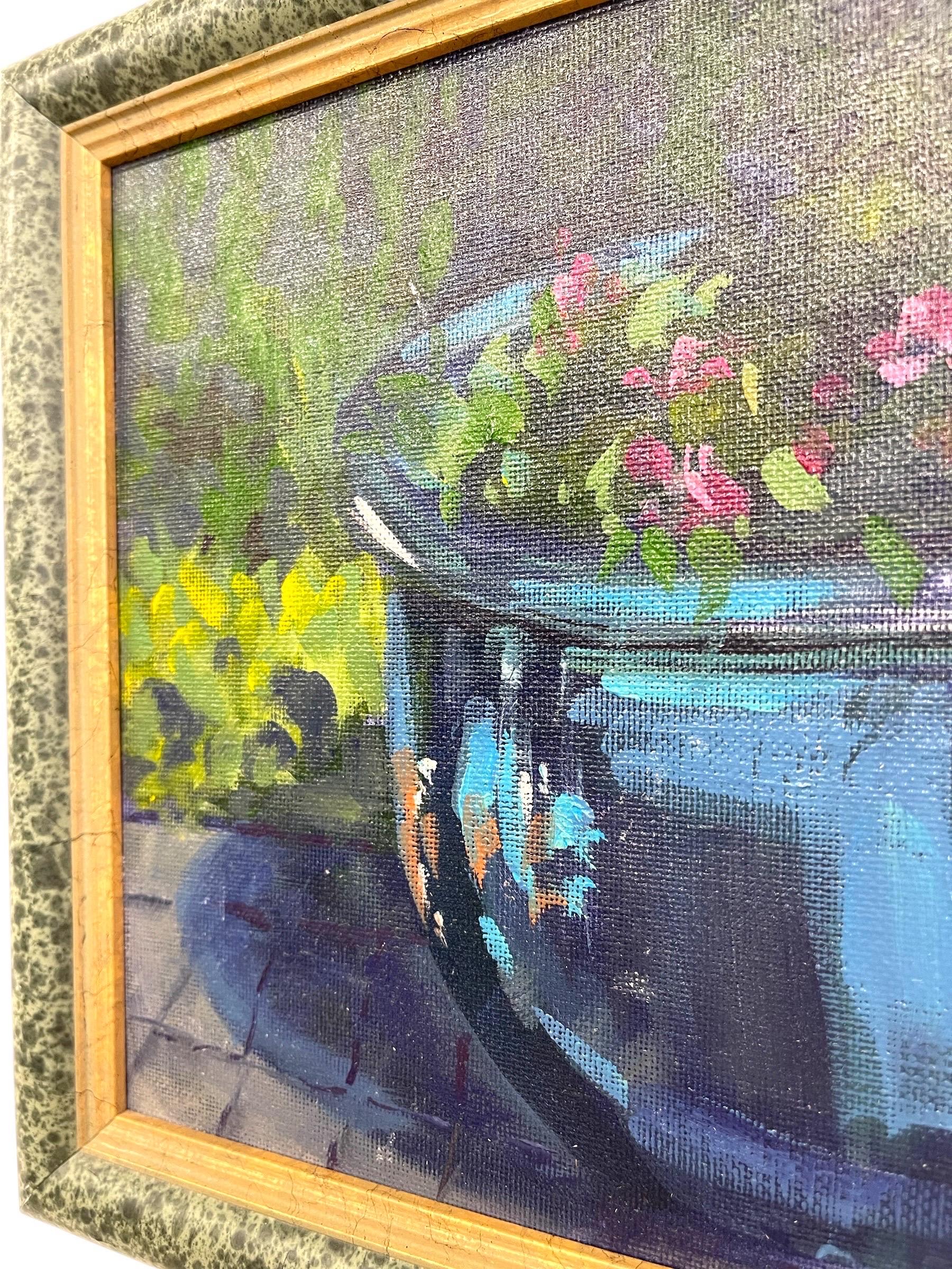 Ein Stillleben Ölgemälde auf Leinwand Panel von Künstler R. Glidden, die eine große blaue Keramik Pflanzgefäß mit lebendigen Blumen und Grün gefüllt dargestellt. Die Komposition hebt die spiegelnde Glasur des Topfes hervor, die mit warmen Akzenten