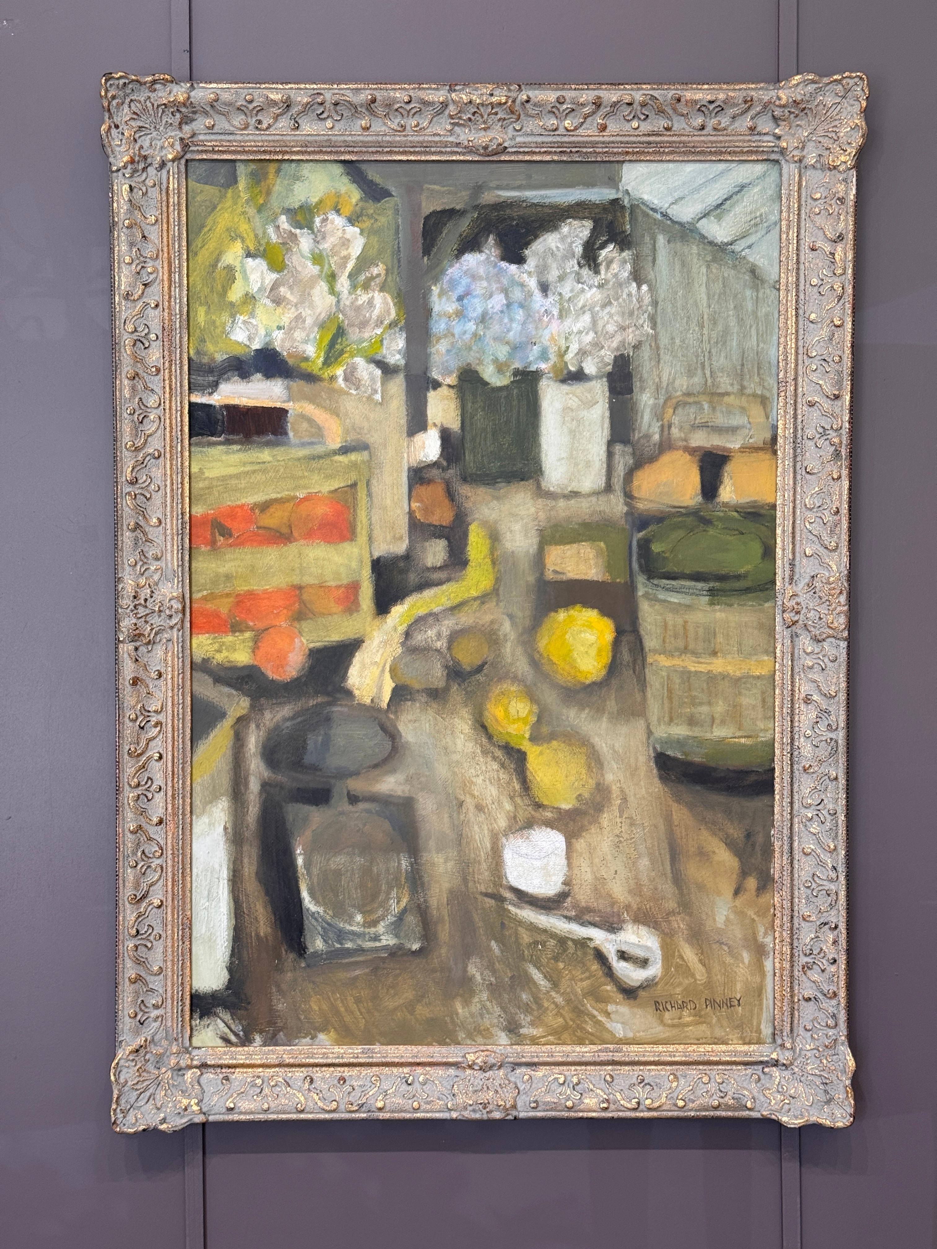 Nature morte à l'huile sur masonite de Richard Pinney, représentant une scène d'intérieur chaleureuse avec des fruits, des fleurs et des récipients disposés dans une composition peu structurée. Le coup de pinceau texturé et la palette discrète