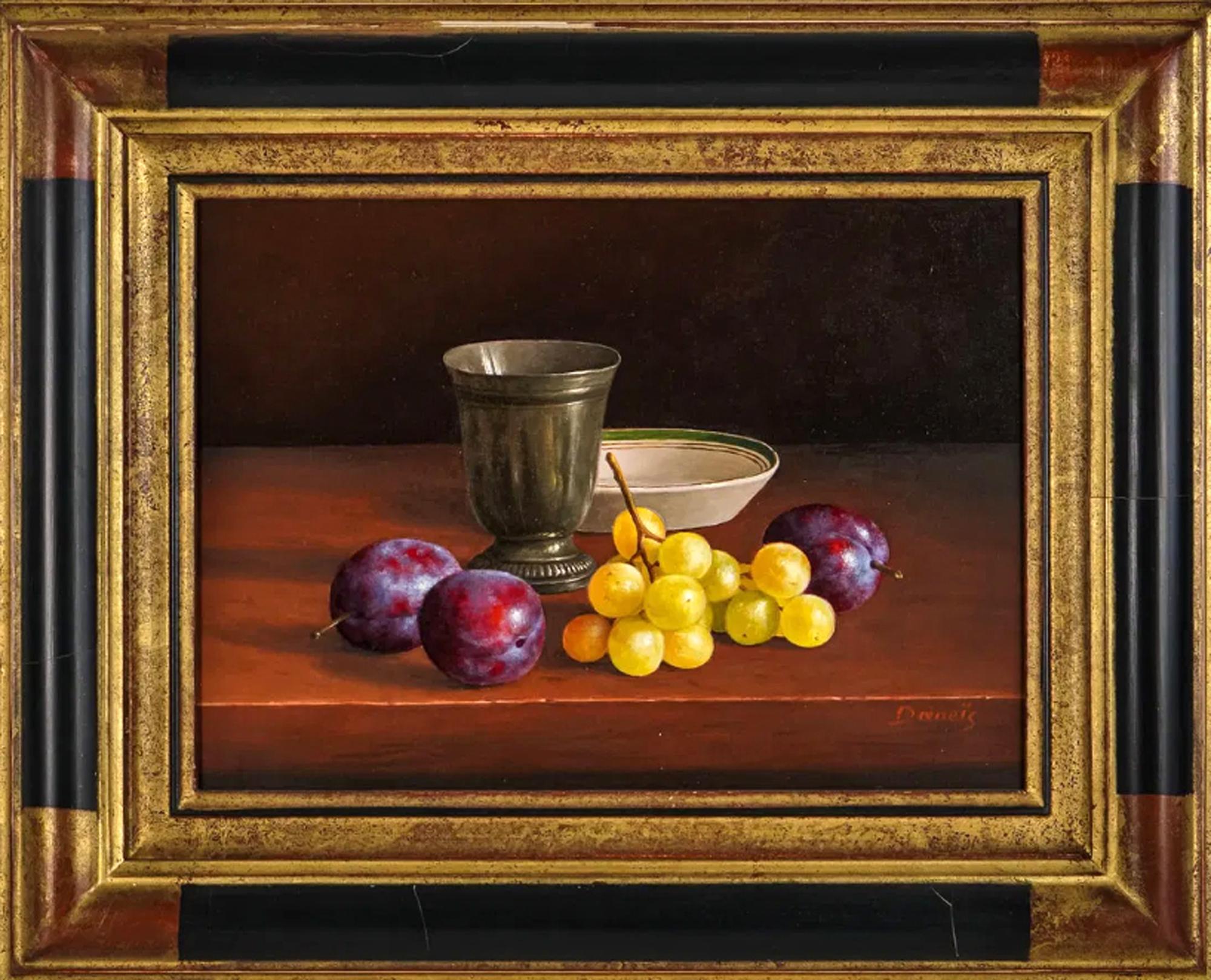 Jean Marie Daneis (francés 1944-) 
Raisins Blanc et Prunes, (Uvas Blancas y Ciruelas)
Óleo sobre lienzo,
Firmado abajo a la izquierda 

El bodegón pintado por Jean Marie Daneis representa un racimo de uvas blancas y tres ciruelas con una vasija de
