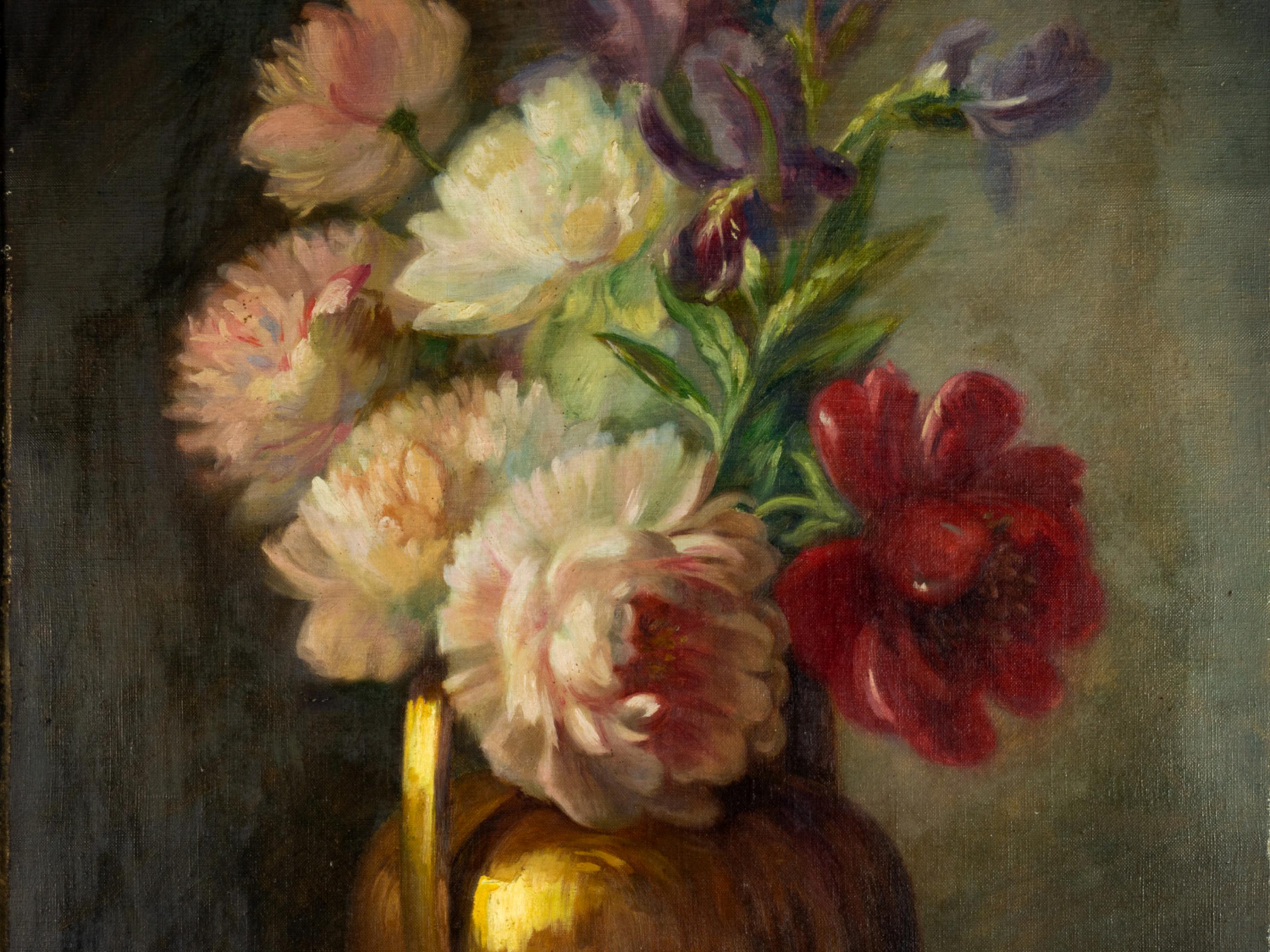 Ein seltenes, großformatiges Gemälde eines Blumenstilllebens mit Rosen, violetten Lilien und rotem Mohn in einer runden Kupferurne, bei dem die Sfumato-Technik verwendet wird, um weiche Kontraste zwischen den Farbtönen zu schaffen, signiert 
