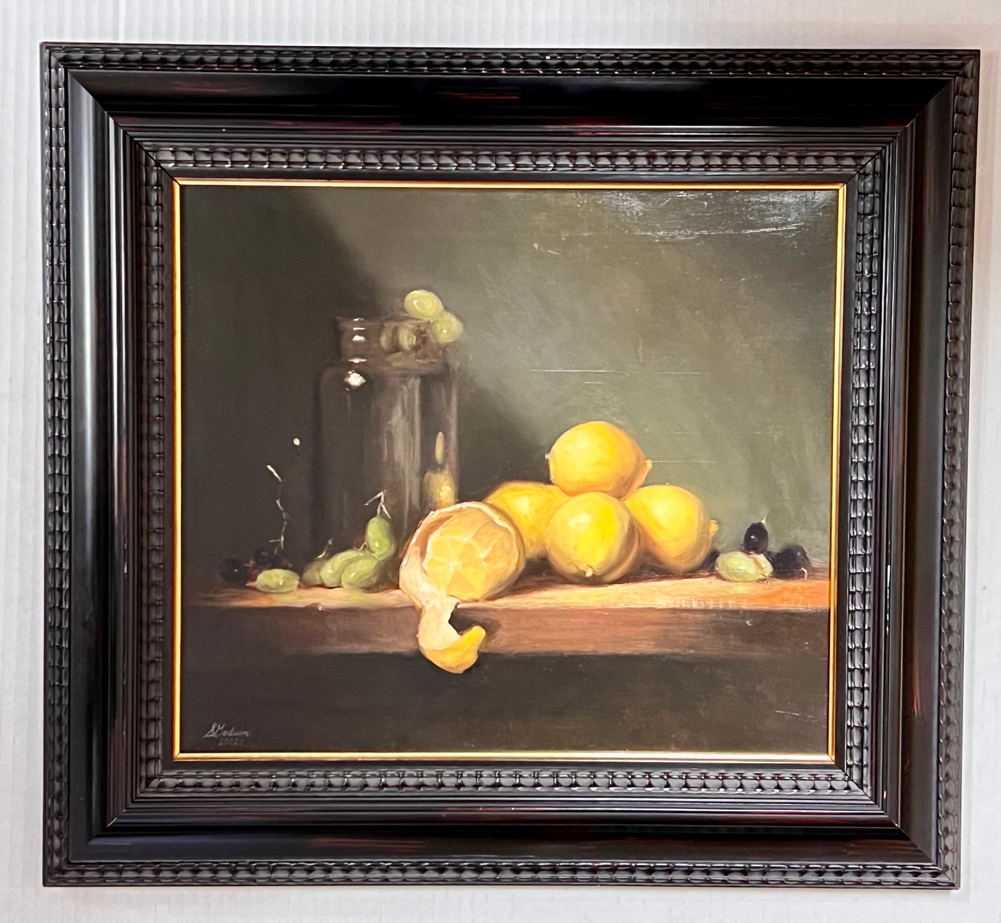 Belle peinture de nature morte de style hollandais représentant des citrons et des raisins avec des bouteilles. Signé S. Godwin 2002 en bas à gauche. Présenté dans un cadre en bois noir.