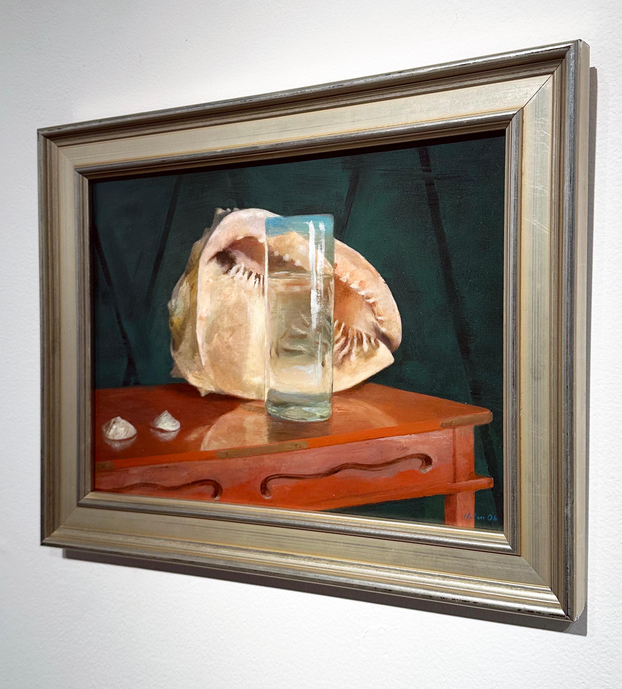 Peint à la main Nature morte à la coquille de casque et au verre mexicain, huile originale sur panneau, encadrée en vente