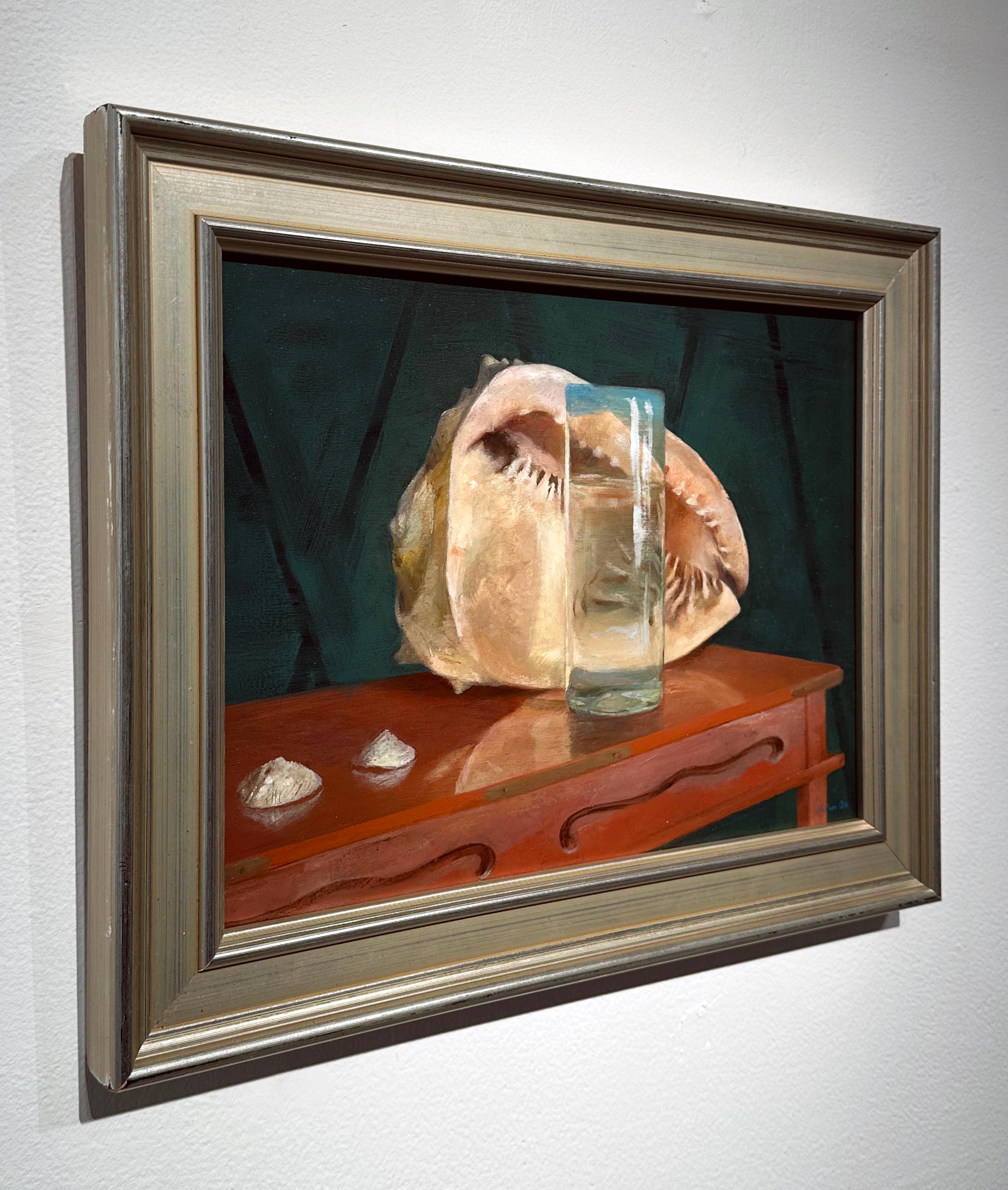 Nature morte à la coquille de casque et au verre mexicain, huile originale sur panneau, encadrée Neuf - En vente à Chicago, IL