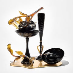 Nature morte à la branche de citron en noir, nature morte en verre d'Elliot Walker