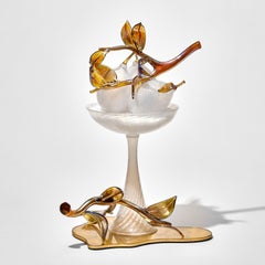 Nature morte avec Lemon Branch in White, nature morte en verre d'Elliot Walker