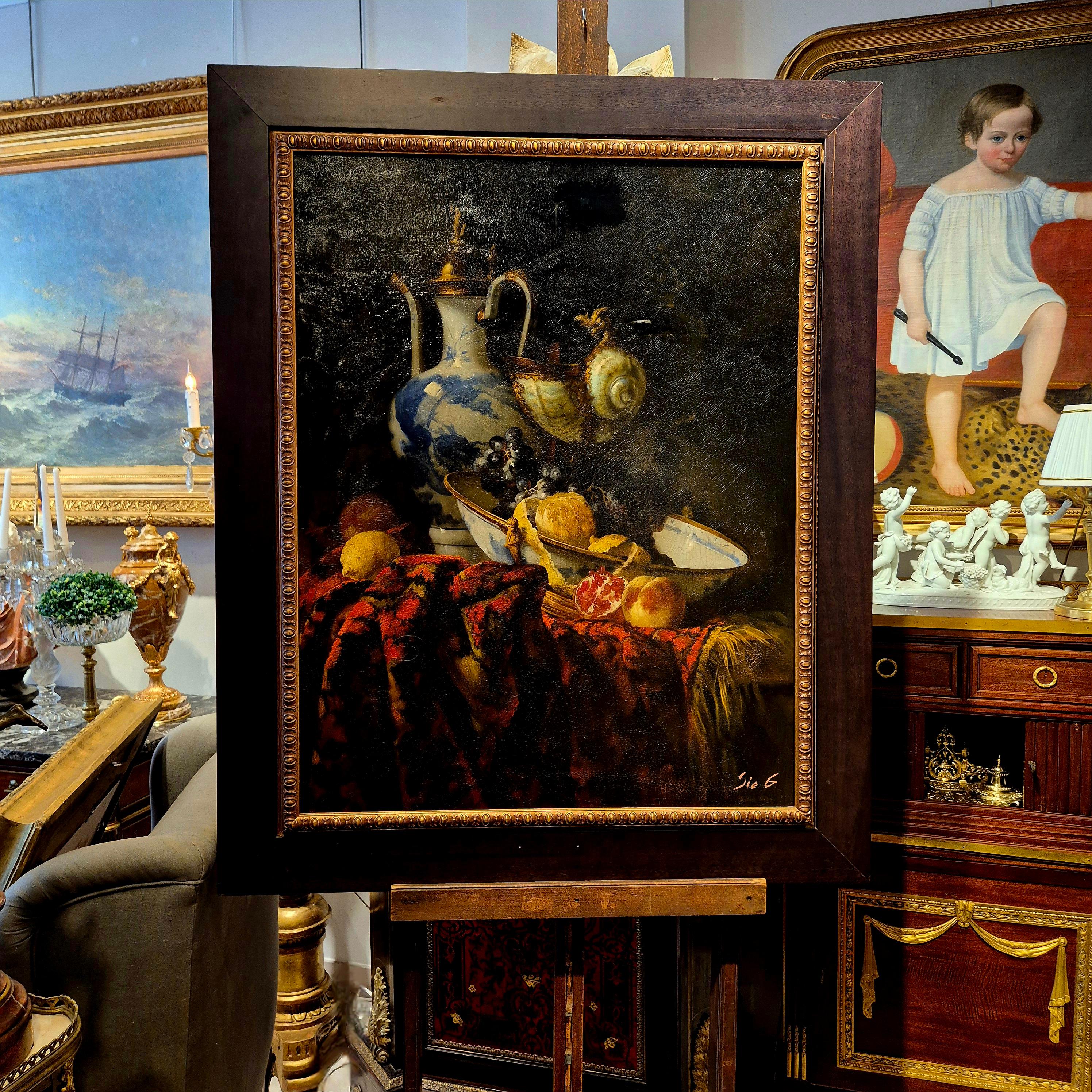 This painting is exceptional in both technique and execution, and pays tribute to one of the great masters of the Dutch Golden Age, Willmen Kalf (1619-1993).

The artist Sie G, usually known for his contemporary works in the style of hyperrealism,