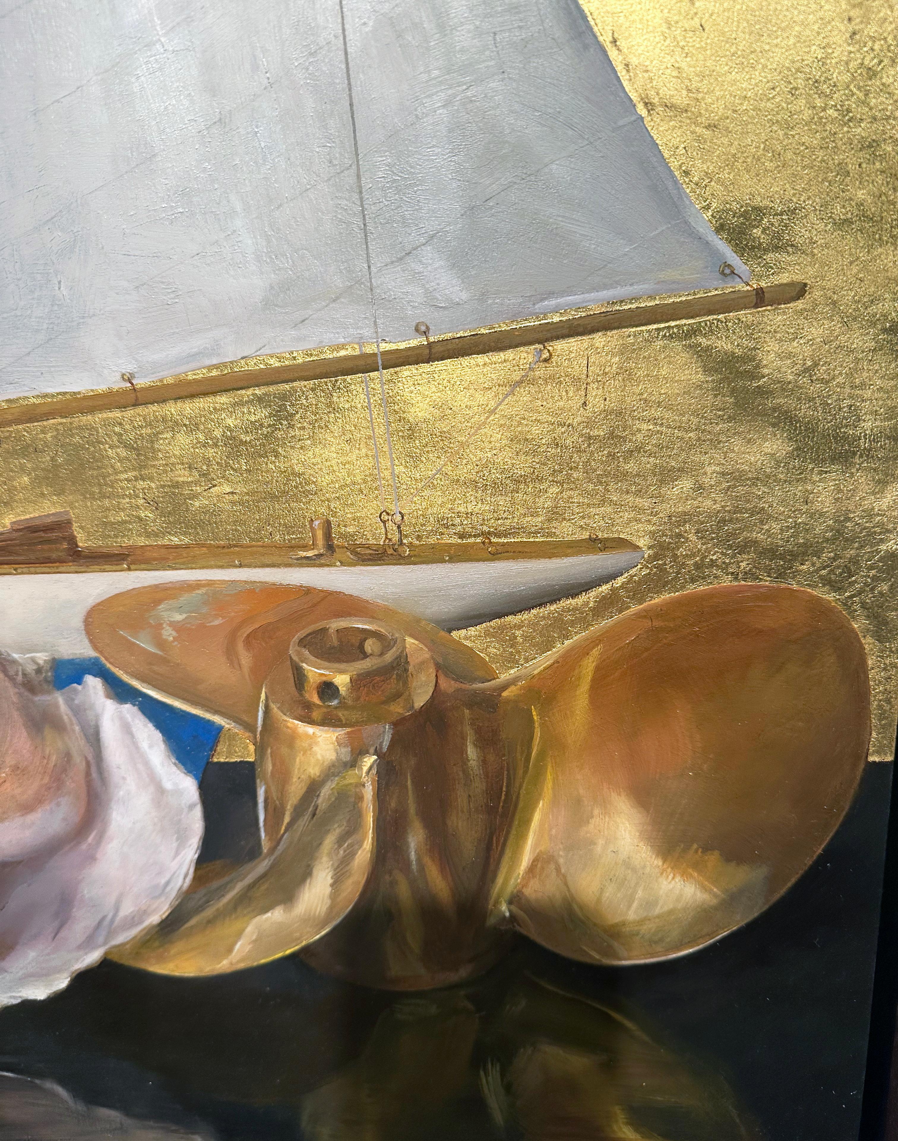 Stillleben mit Segelboot, Statue, Muschelschale, Propeller, Blattgold, Öl auf Tafel (Handbemalt) im Angebot
