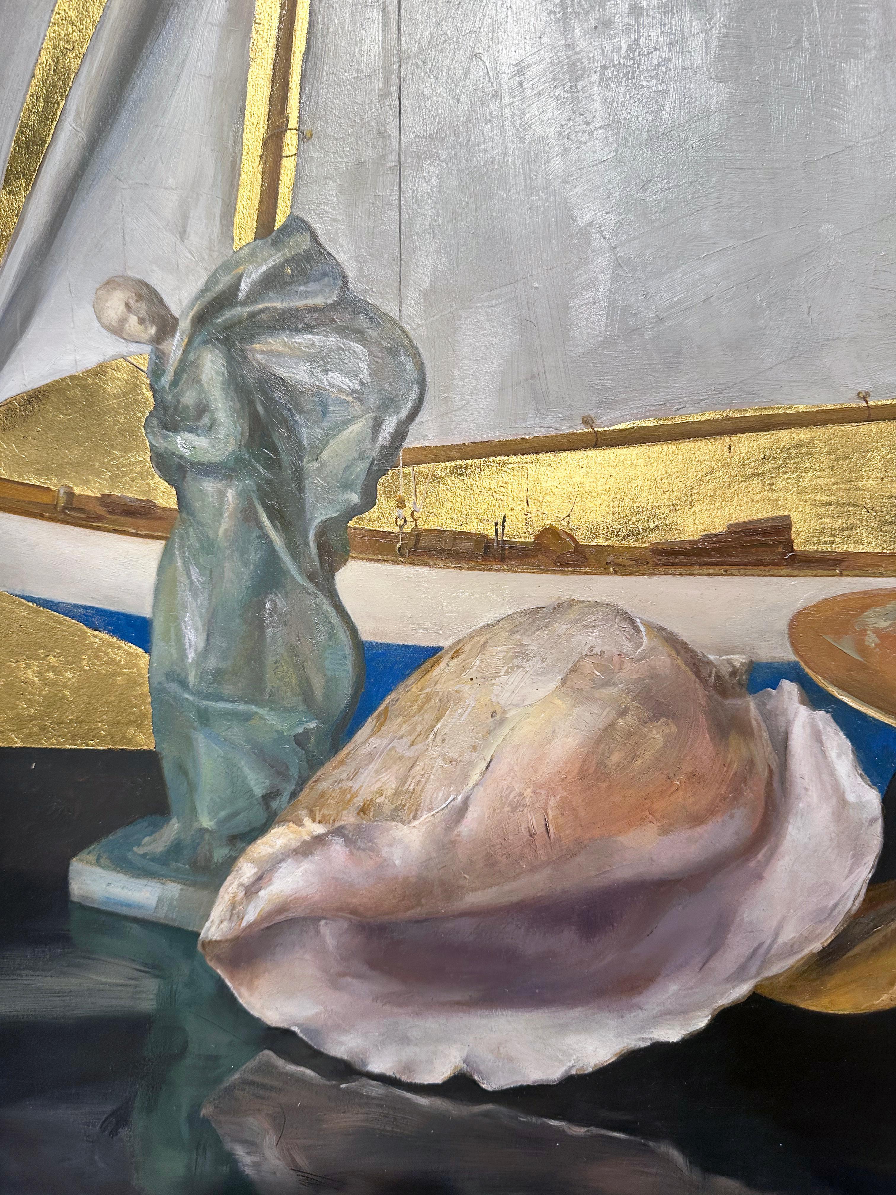 Stillleben mit Segelboot, Statue, Muschelschale, Propeller, Blattgold, Öl auf Tafel im Zustand „Neu“ im Angebot in Chicago, IL