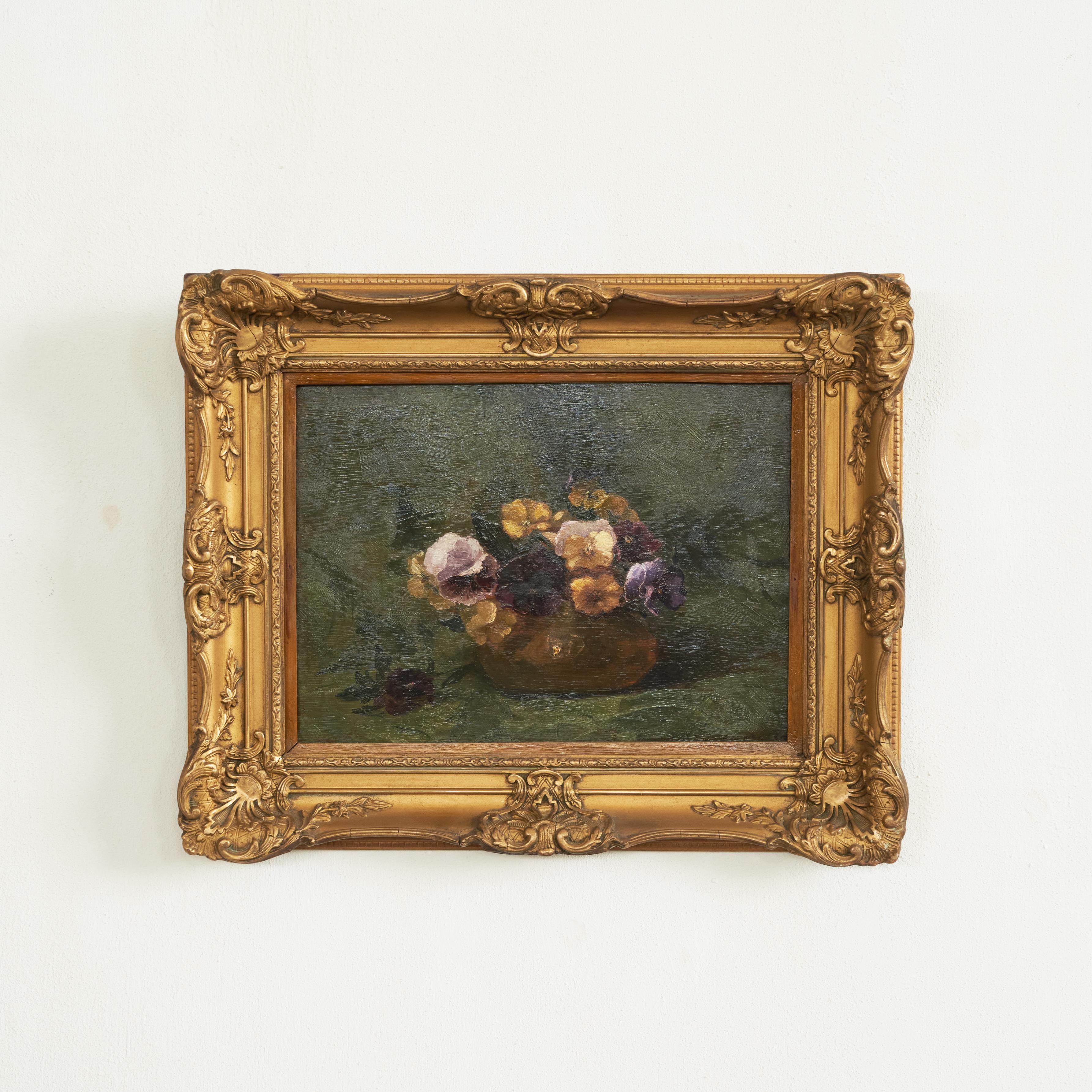 Stillleben mit Veilchen Öl auf Platte in verziertem vergoldetem Rahmen, 1880er Jahre.

Dieses wunderbare Ölgemälde zeigt einen Strauß violetter Blumen, die vor einem dunklen Hintergrund wunderschön angeordnet sind. Schöne kräftige und doch zarte