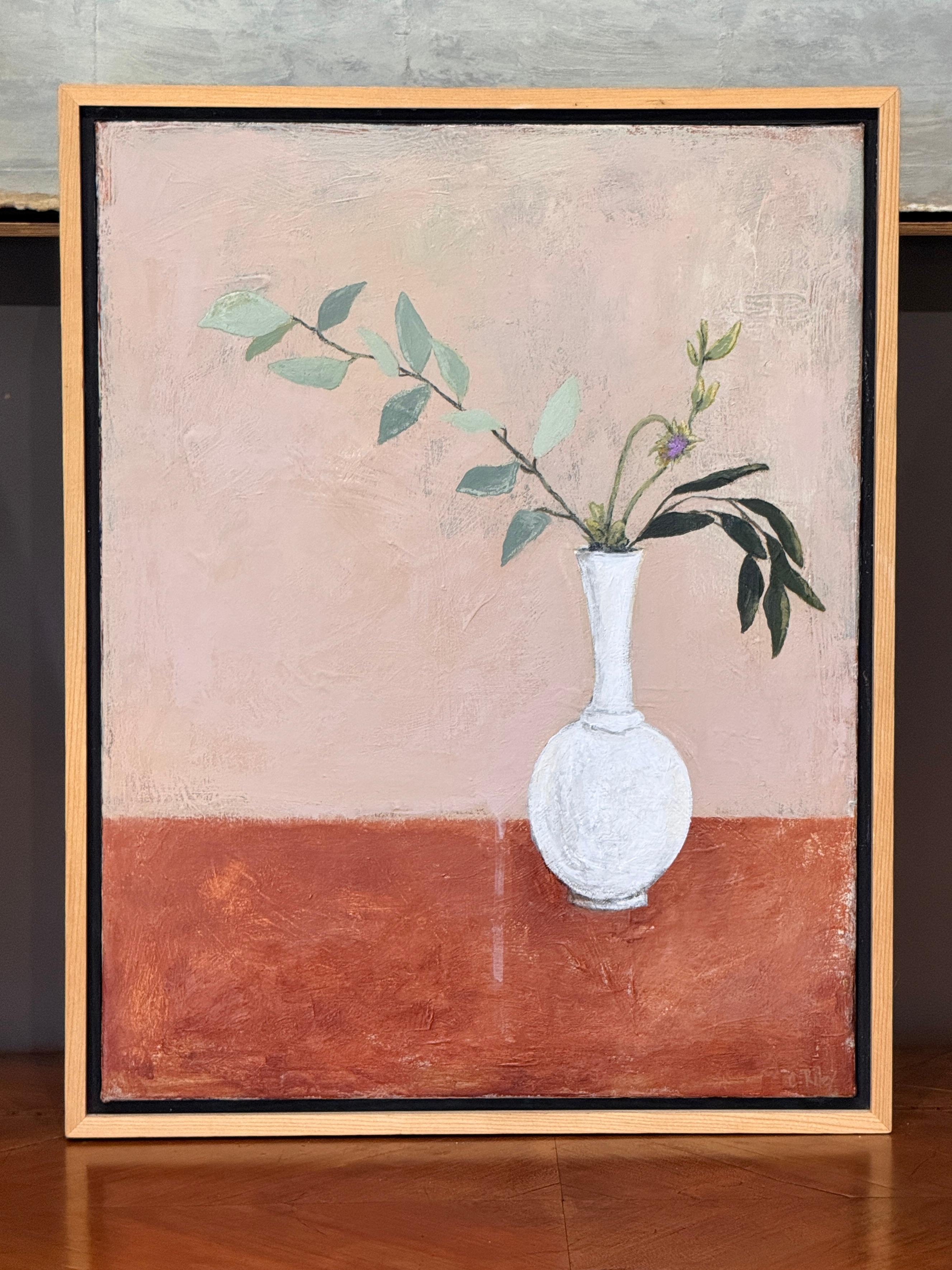 Eine kleine und charmante Acryl auf Leinwand Stillleben Gemälde in einer Palette von rosa und Rost von Richmond, Va. Künstler Claiborne Riley in einem einfachen blonden Holzrahmen gesetzt. 