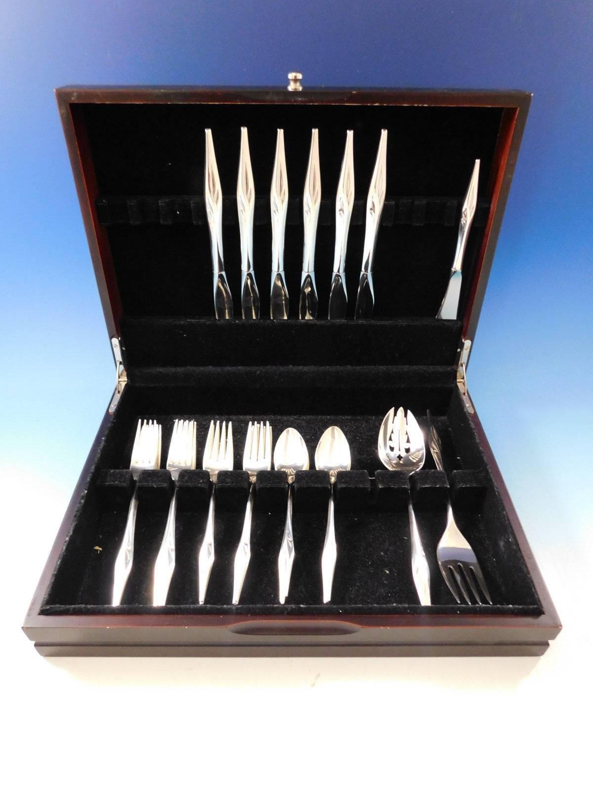 Still mood by Wallace sterling silver flatware set of 27 pieces. Great starter set! This set includes:

Six knives, 9 3/8