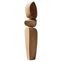 Tótem de pie moderno Still Stand No107 en diseño de madera maciza clara