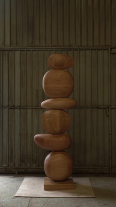 Stand No30 : Harmonie sculpturale, grand totem en Oak par NONO, Escalona Design
