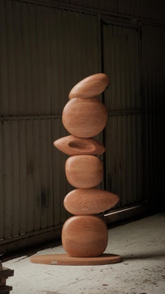 Still Stand n° 30 : Harmonie sculpturale, grand totem en chêne rouge d'Escalona Design