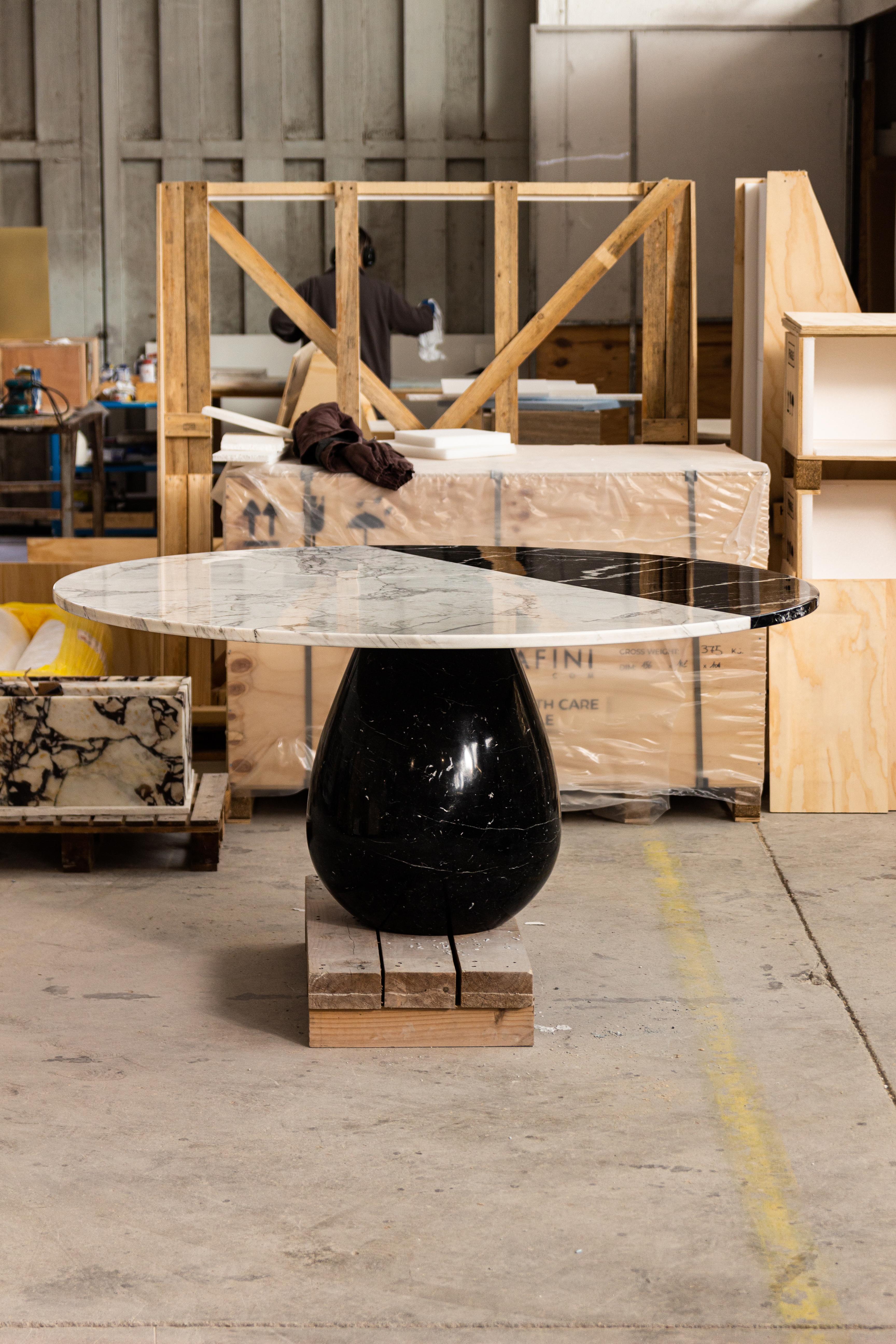 Transformez votre espace repas en un chef-d'œuvre sculptural avec l'extraordinaire table à manger Stilla, où l'artisanat monumental du marbre rencontre l'innovation du design contemporain dans une harmonie à couper le souffle.

Notre table Stilla