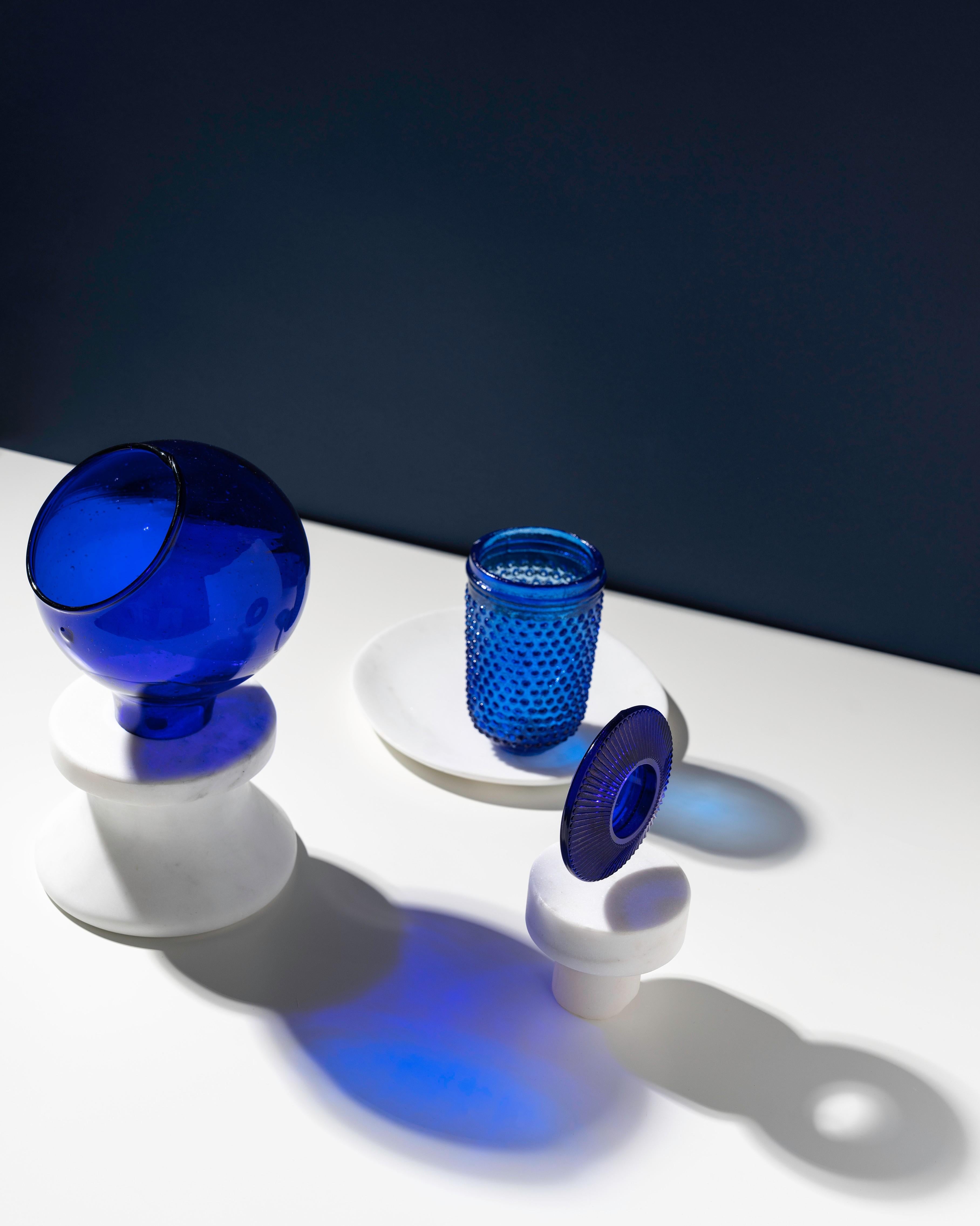 Sculpté à la main Stillness - Une collection moderne de pièces sculpturales en marbre et verre soufflé, 3pcs en vente