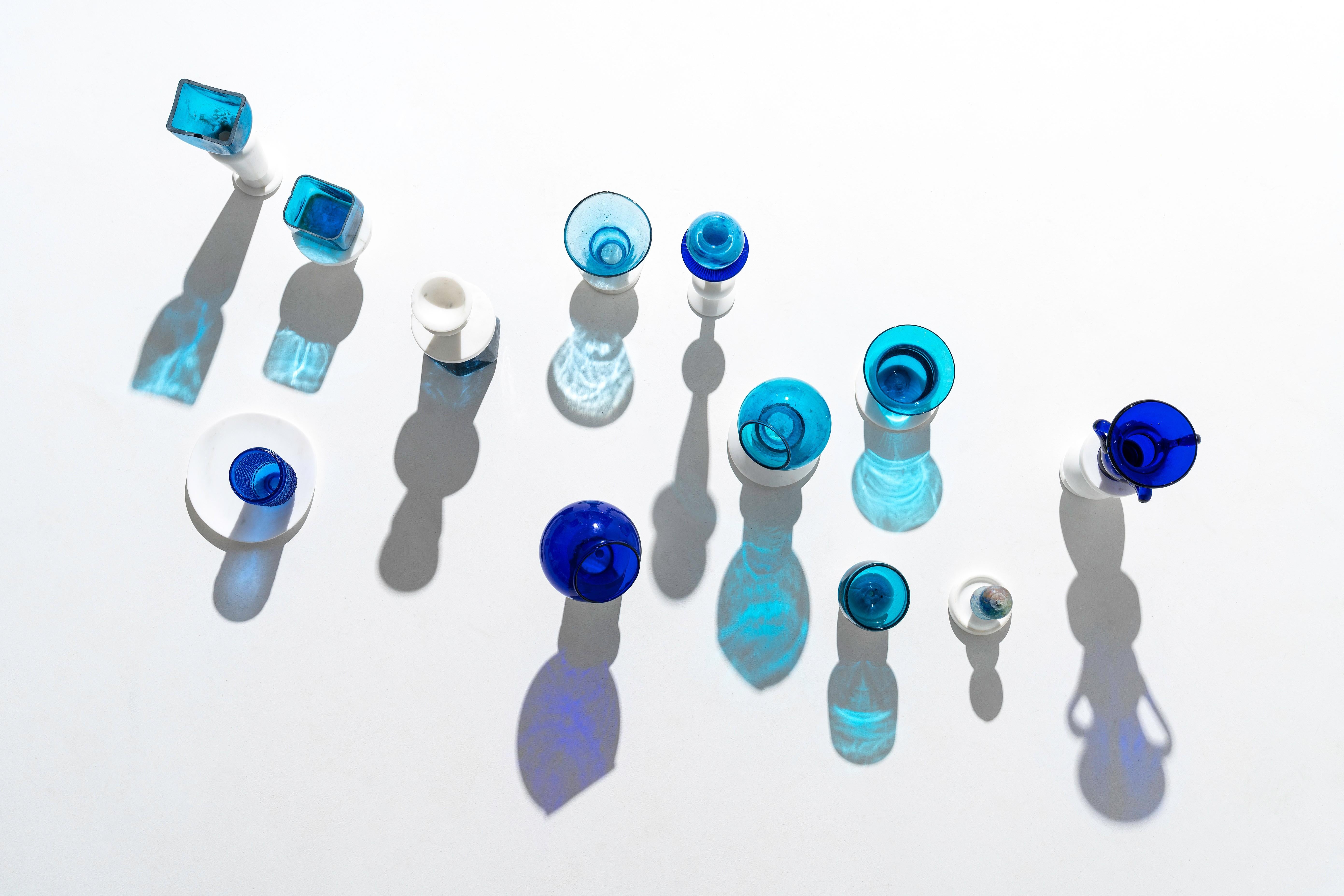 Grec Stillness- Une collection moderne de pièces sculpturales en marbre et en verre de Murano en vente