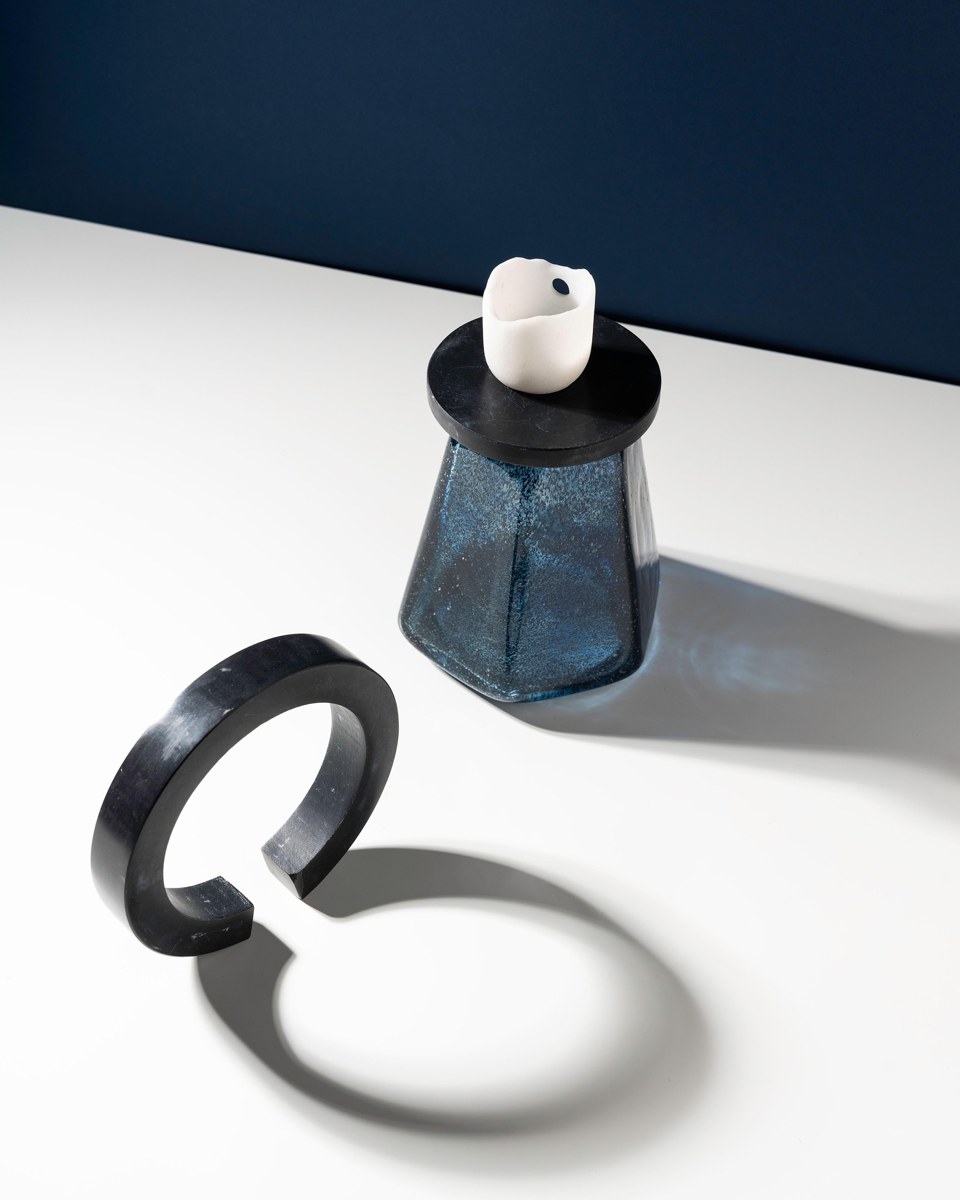 Stillness- Une collection moderne de pièces sculpturales en marbre et en verre de Murano en vente 1