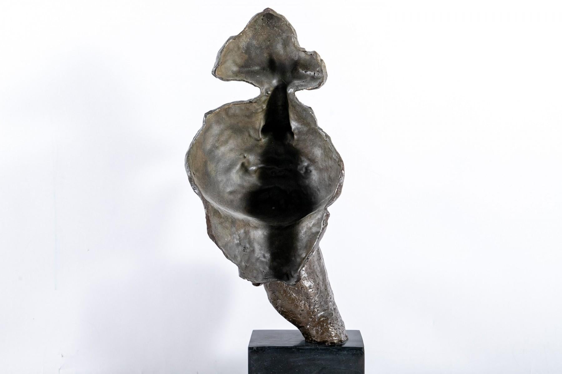 Bronze intitulé Stillness Speaks d'après Salvador Dali (1904-1989) monté sur un socle en marbre noir.  
