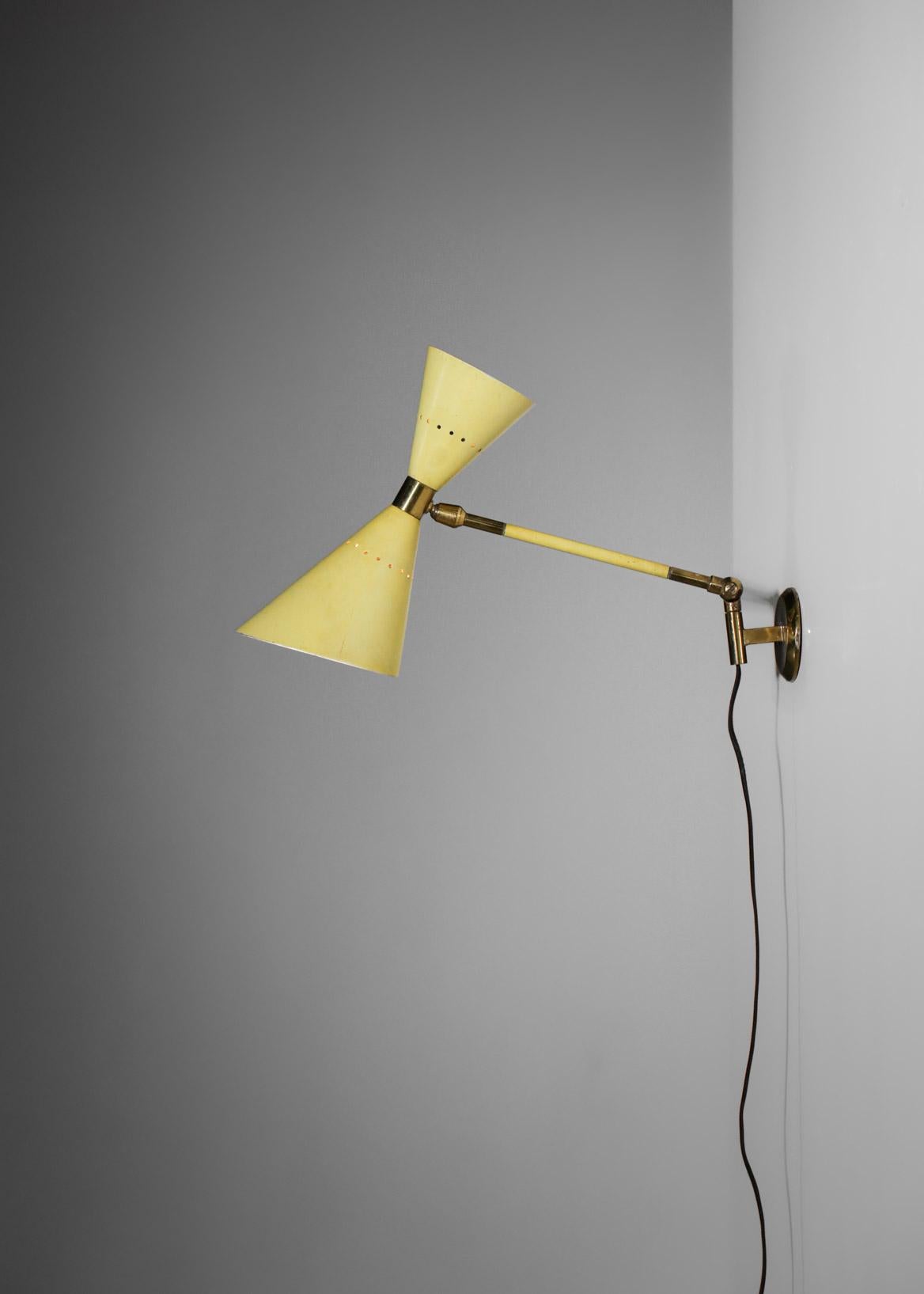 Wall lamp, small Italian gallows edited by Stillux Milano from the 1950s. Structure in solid brass and yellow lacquered metal, double lampshade in yellow lacquered perforated metal. Very good vintage condition, traces of wear and tear on the