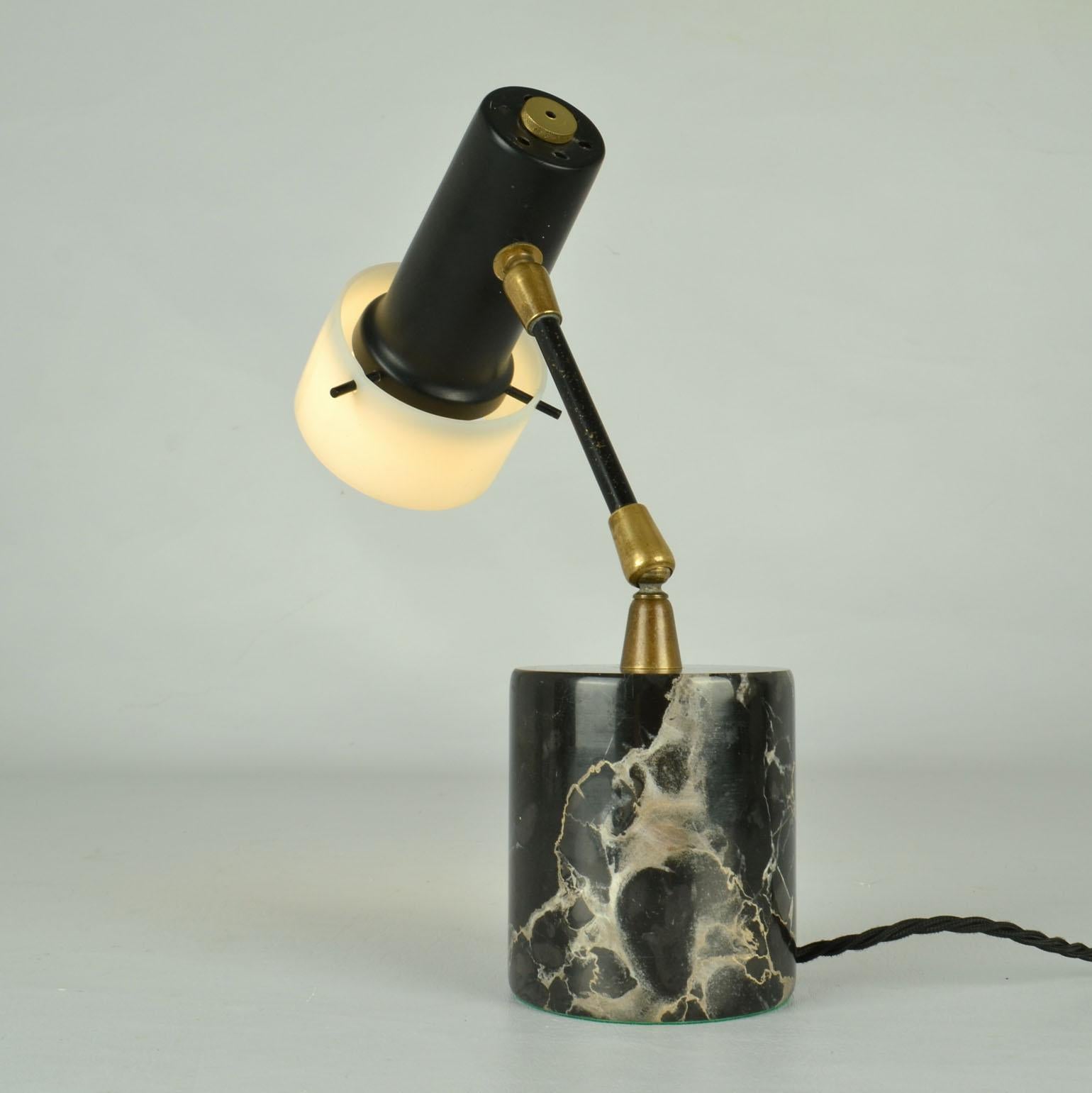 italien Lampe de table Stillux sur socle en marbre noir en vente