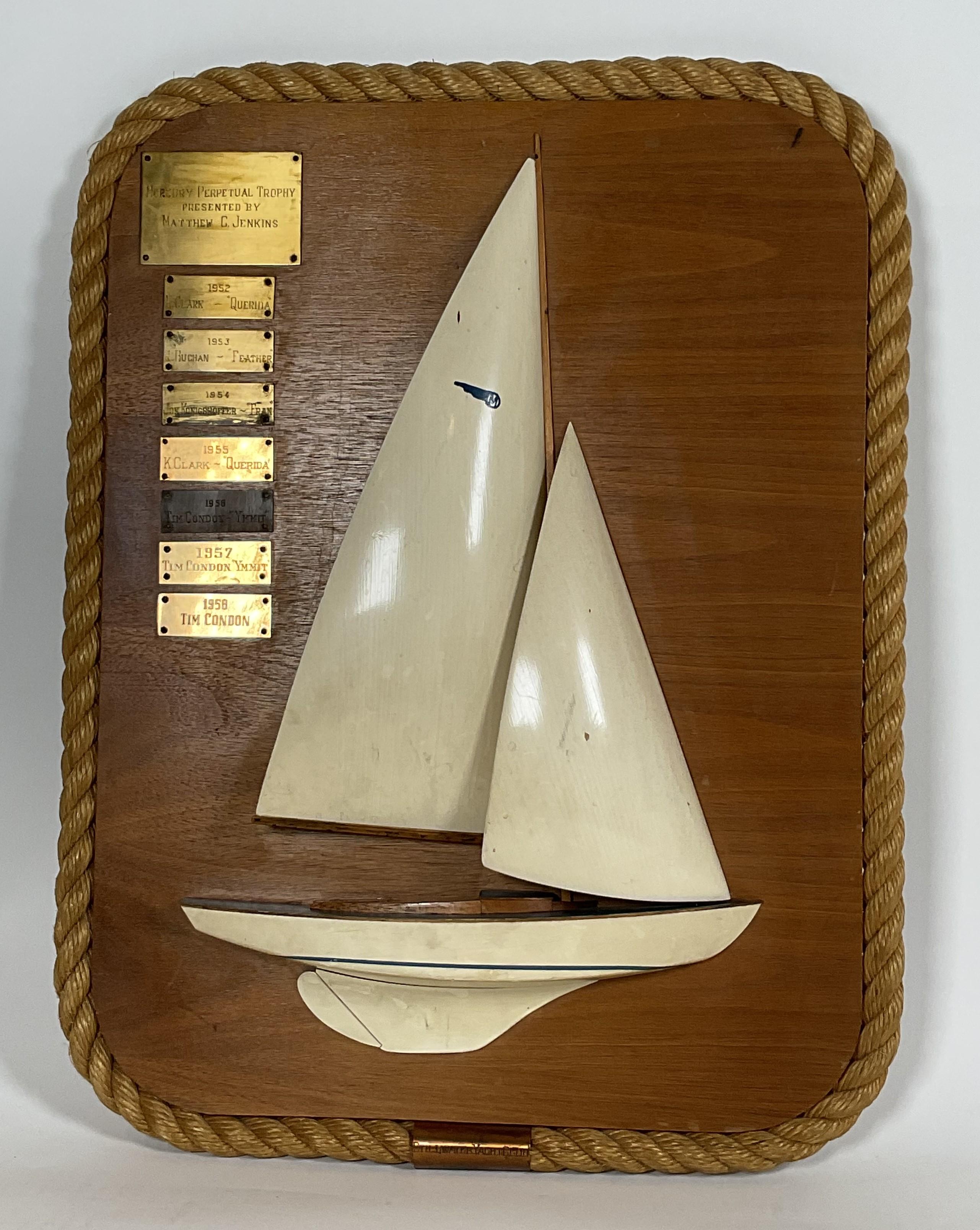 Demi-modèle sculpté avec des voiles en bois sculpté. Le trophée est décerné à l'embarcation de classe 