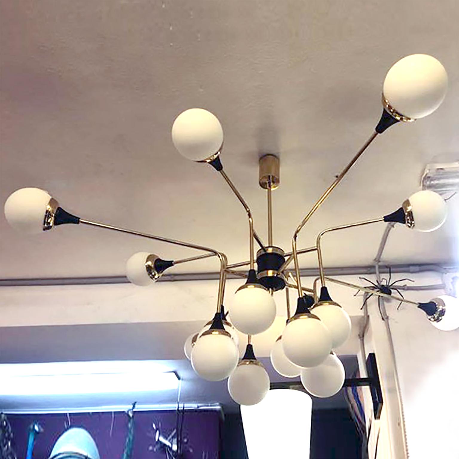 Stilnovo-Kronleuchter mit 16 Lichtern im modernen Stil der Mitte des Jahrhunderts (Messing) im Angebot