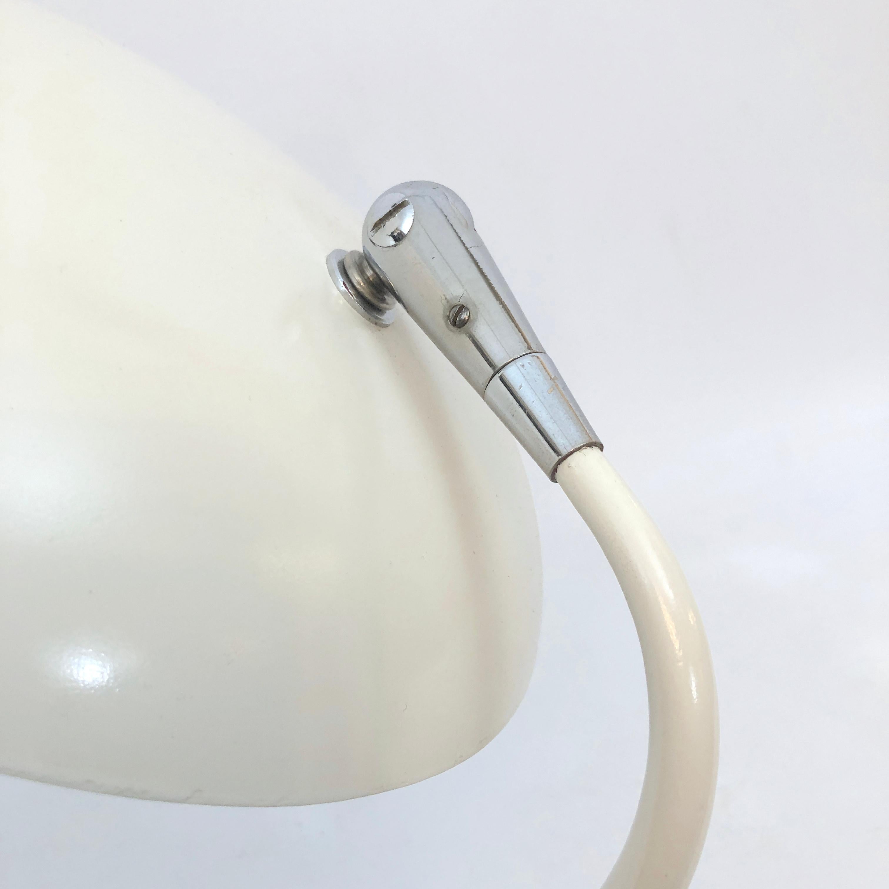 Stilnovo 1950s, lampe de table blanche italienne du milieu du siècle dernier en vente 4