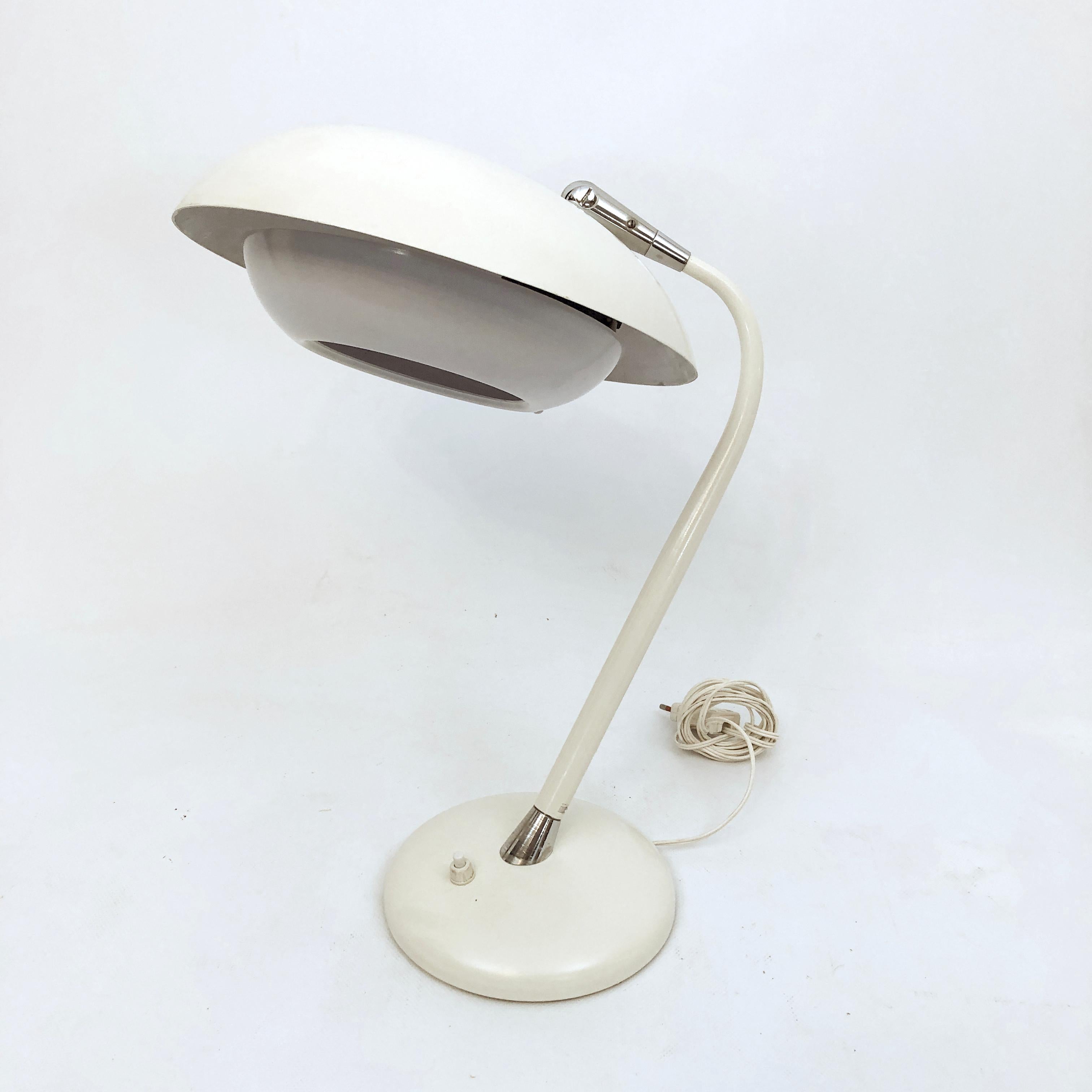 Stilnovo 1950s, lampe de table blanche italienne du milieu du siècle dernier en vente 6