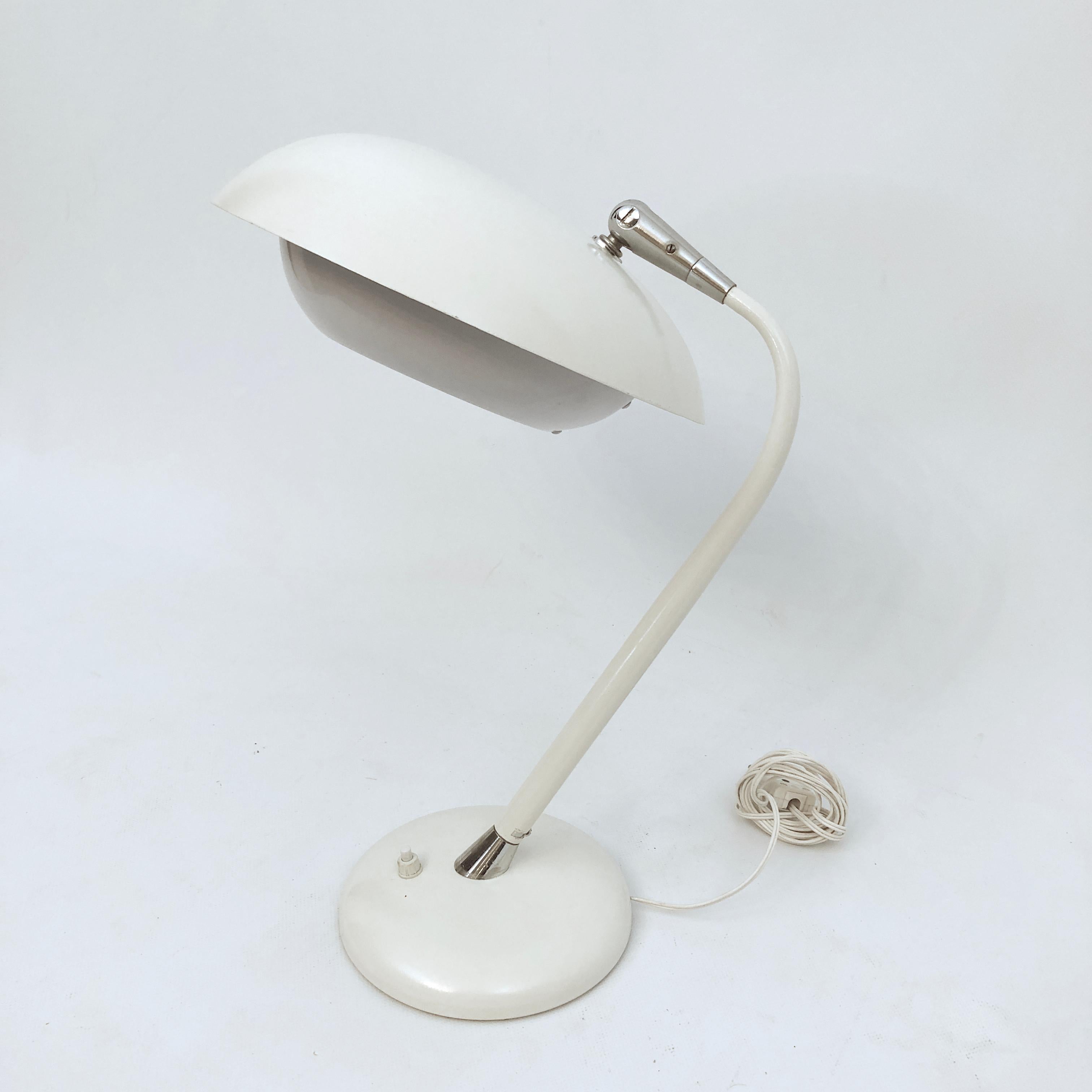 Stilnovo 1950s, lampe de table blanche italienne du milieu du siècle dernier en vente 7