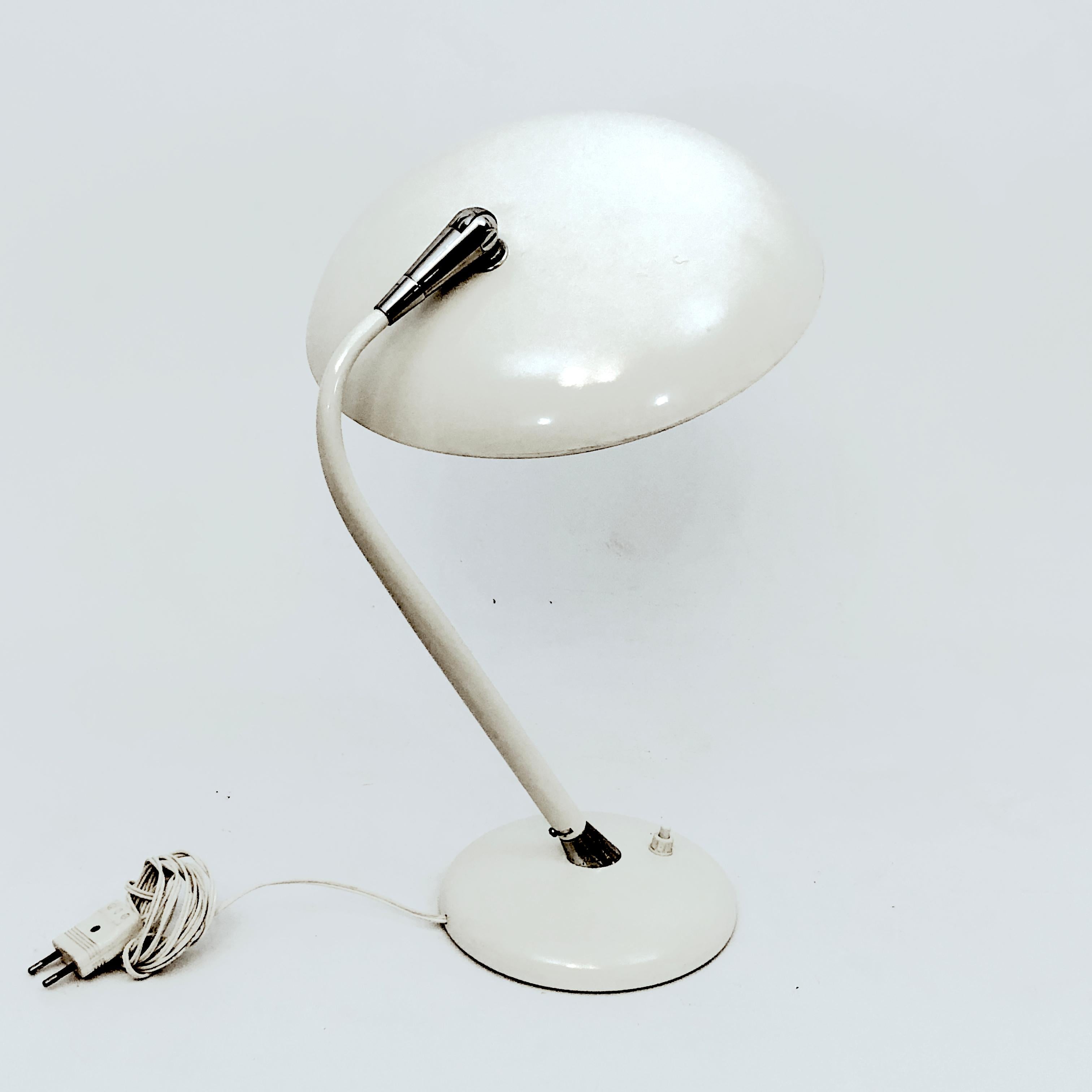 Sehr guter Vintage-Zustand für diese Tischlampe von Stilnovo aus den 50er Jahren. Voll funktionsfähig mit EU-Standard, bei Bedarf anpassbar für USA-Standard.