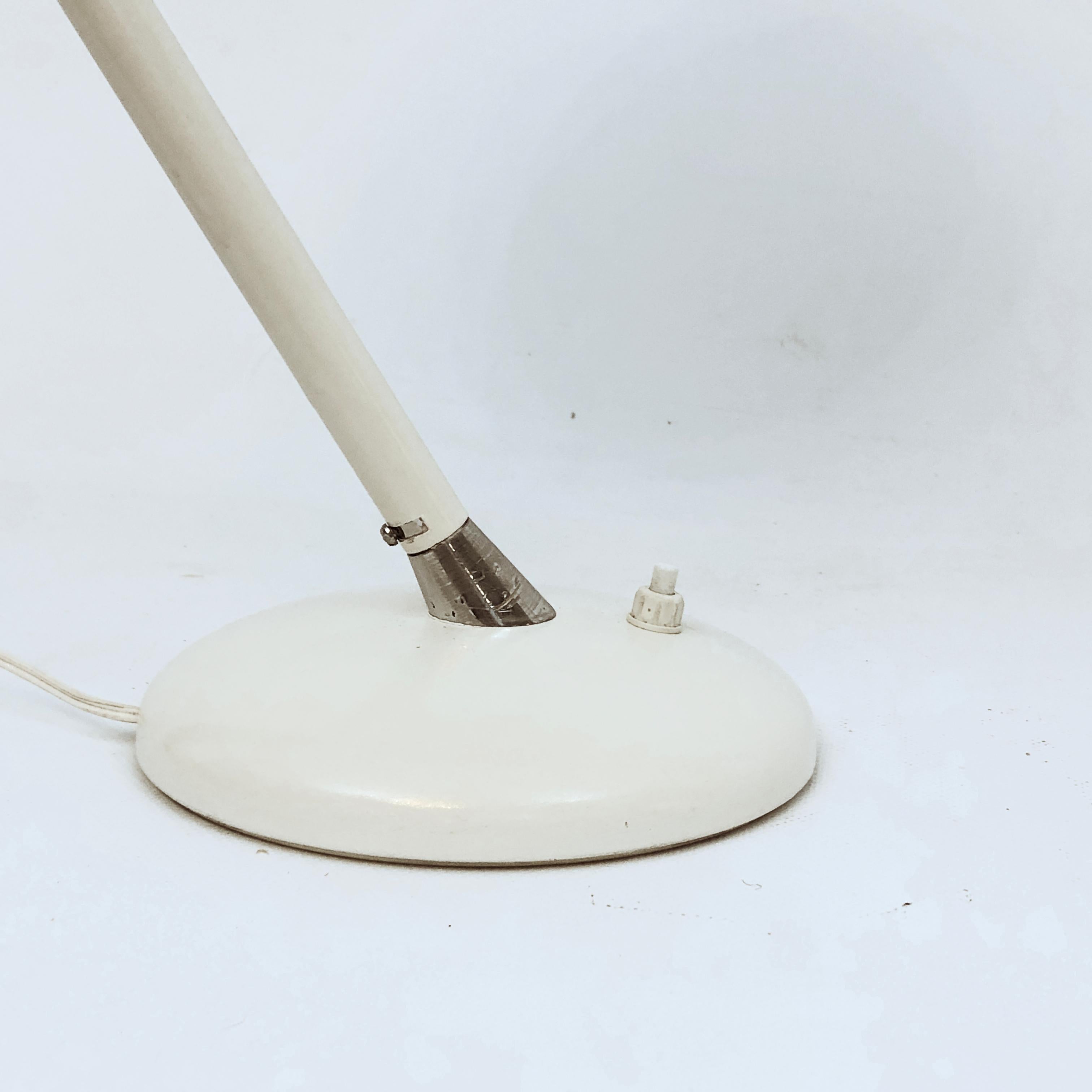 Stilnovo 1950er, Italienische weiße Tischlampe aus der Mitte des Jahrhunderts (Moderne der Mitte des Jahrhunderts) im Angebot