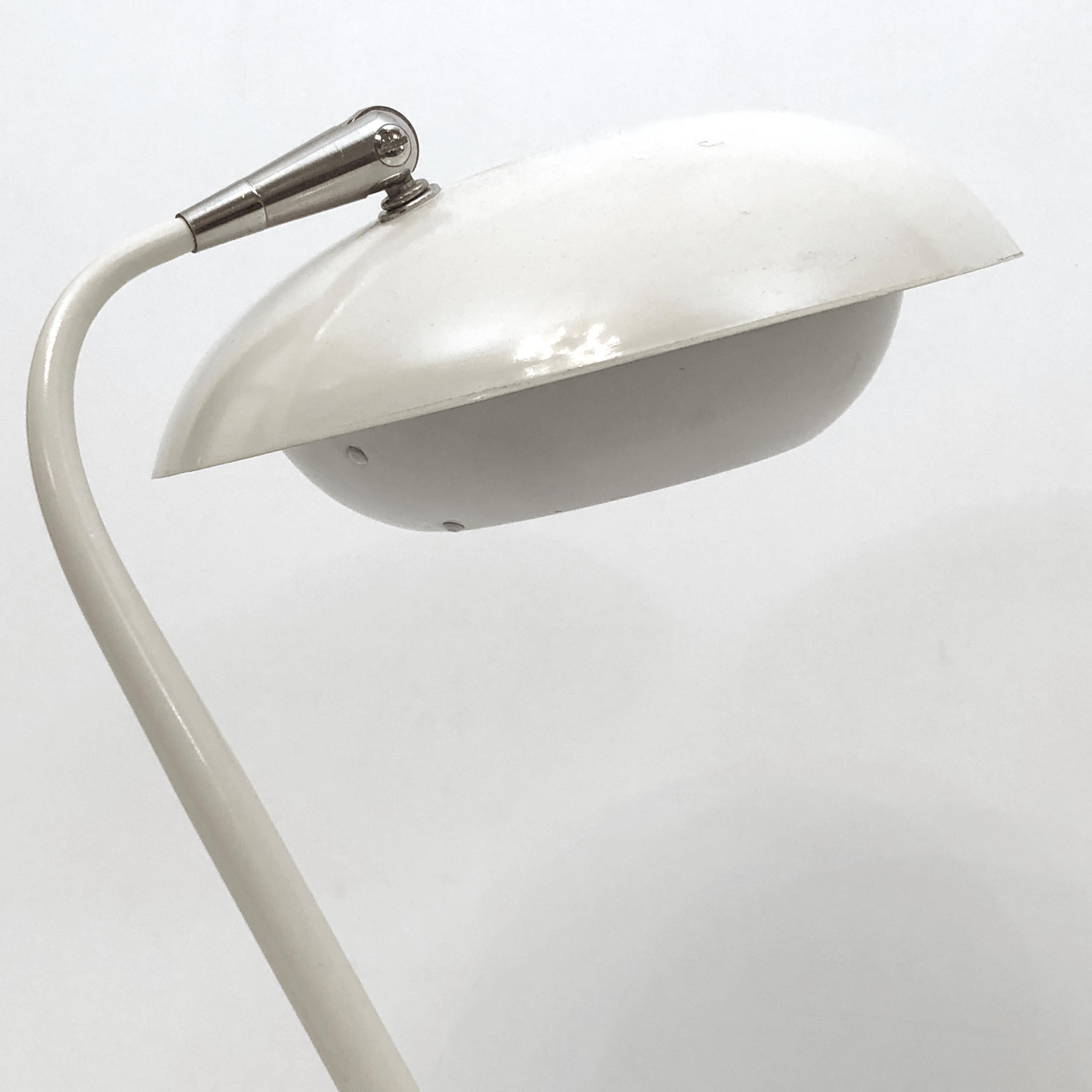 Stilnovo 1950s, lampe de table blanche italienne du milieu du siècle dernier Bon état - En vente à Catania, CT